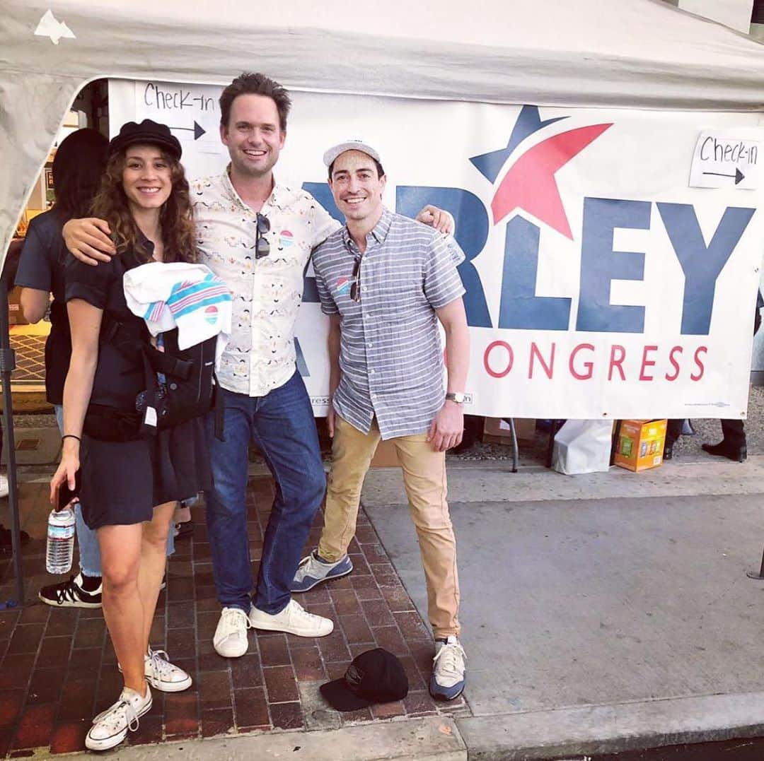 パトリック・J・アダムスのインスタグラム：「#MyFirstTime volunteering was knocking on doors in Nevada for the Obama campaign in 2008. Being a Canadian citizen I was unable to vote - but being on my way to naturalization, I wanted to help and participate in the election.   Since then, @sleepinthegardn and I have continued to try to do the work, in whatever way we can. This photo was from another energizing day just two years ago, when we were under-slept but overjoyed new parents, out canvassing in Orange County for a local candidate we believe in. We volunteer because we care about this country and our daughter’s future in it.   Is this your first time volunteering? Why do you do it? Join me (link in bio) – I just signed up for a shift to flip some swing states. We need you. Then, tag me in your #MyFirstTime post so I can hear your story.」