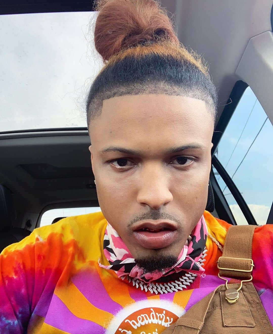 August Alsinaのインスタグラム：「😶 😤 allergy season selfies 🤳🏾from weird angles; A thread :  😂」