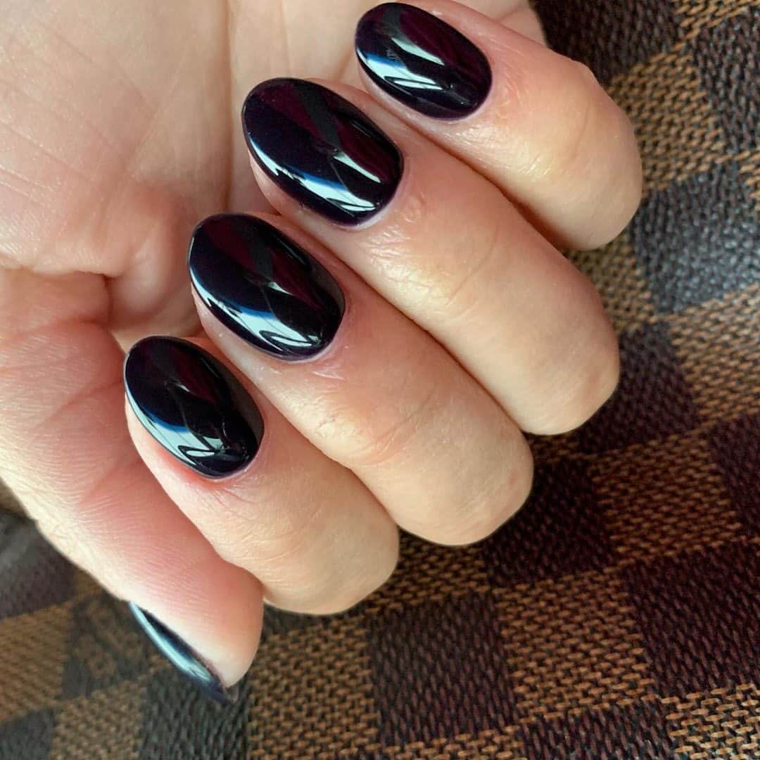 OPIさんのインスタグラム写真 - (OPIInstagram)「Drop a 🖤if  #LincolnParkAfterDark is one of your all time fave #OPI shades. 💅 @nailsbynicky111  #DarkNails #OPIObsessed #ColorIsTheAnswer #NOTD #NailSwag #NailsOfInstagram #NailsOnFleek #NailPolish #Nails #OPI」9月29日 6時28分 - opi