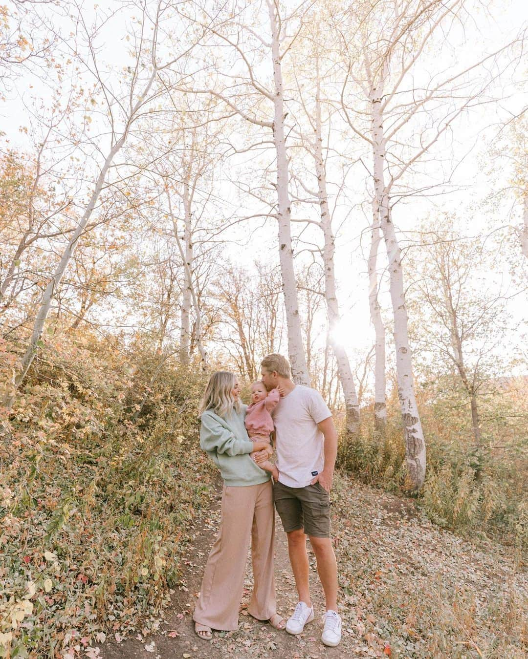 Aspyn Ovard Ferrisさんのインスタグラム写真 - (Aspyn Ovard FerrisInstagram)「Took a family drive to see some fall leaves 💕 Fall lasts like a week here and then it’s freezing so we are enjoying every second while we can!」9月29日 6時35分 - aspynovard