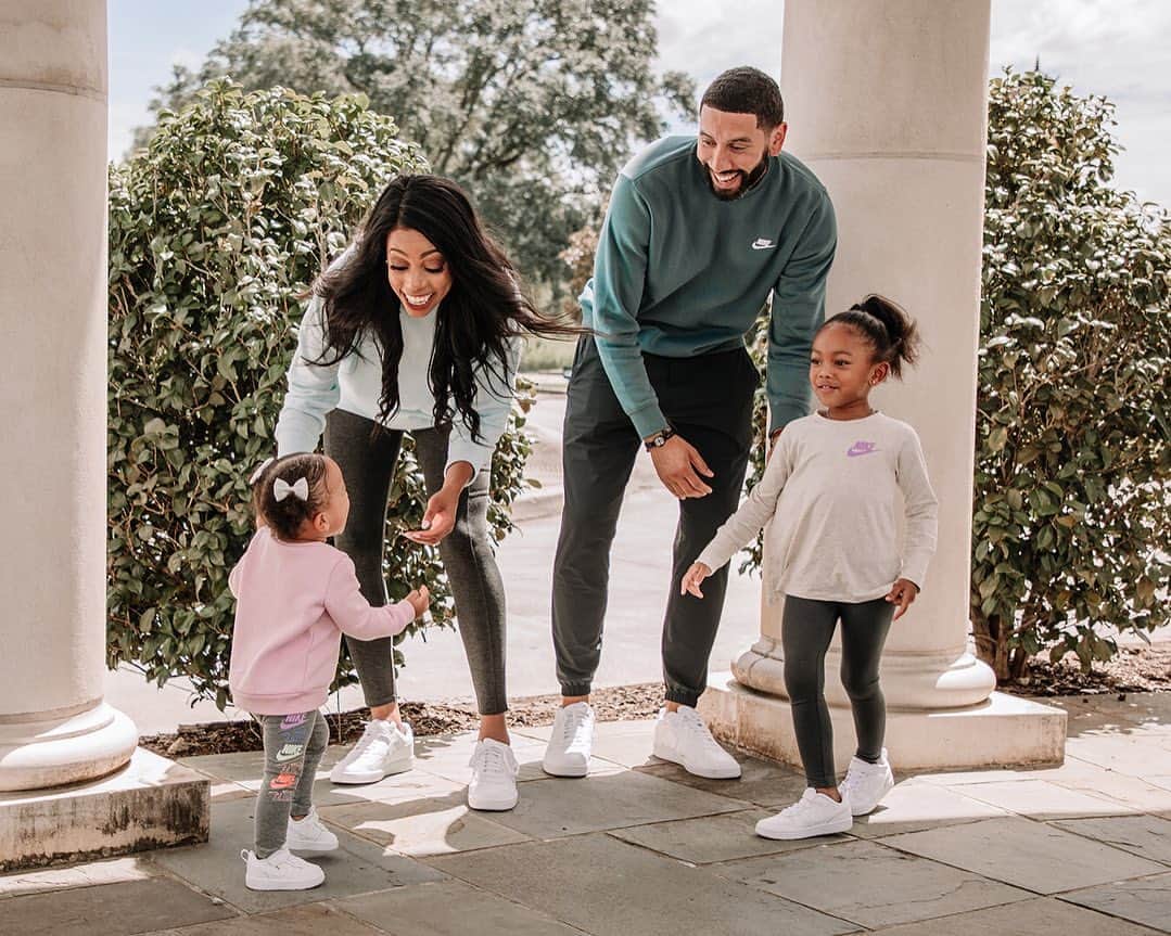 ロック&リパブリックのインスタグラム：「What’s better than just hanging out together on #nationalfamilyday? 🤷🏻‍♀ Swipe for more family cuteness. #Kohls」