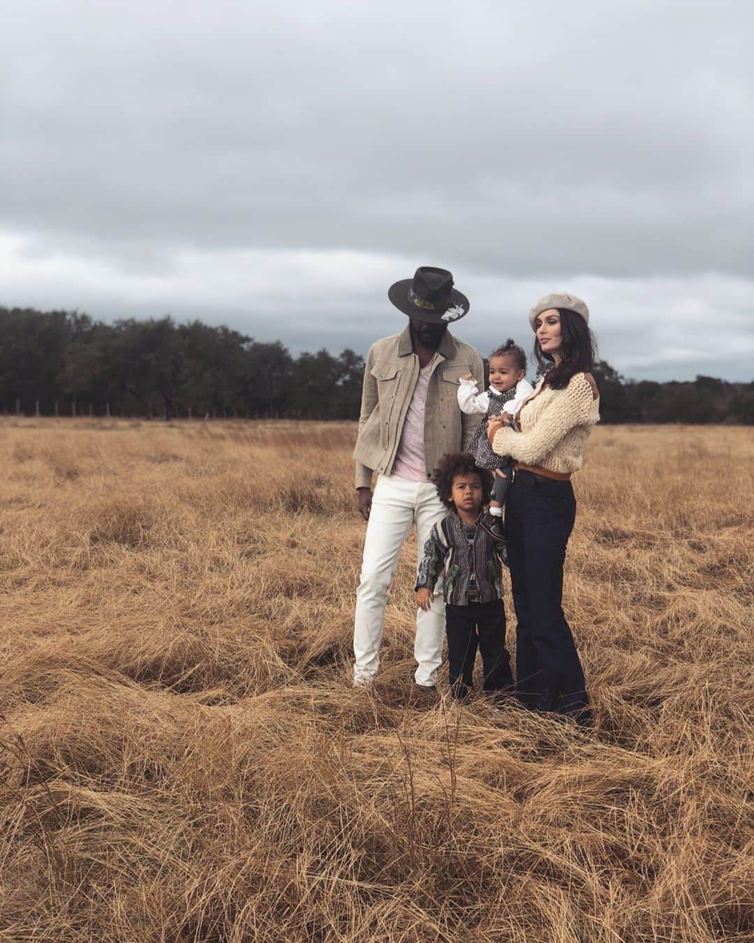 ニコール・トルンフィオのインスタグラム：「Something about this time of year that feels very grounding...... 🙏🏼 #family」