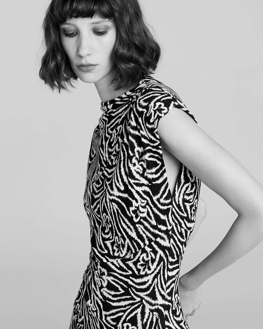 レベッカテイラーのインスタグラム：「Sasha in the Zebra Lily print.」