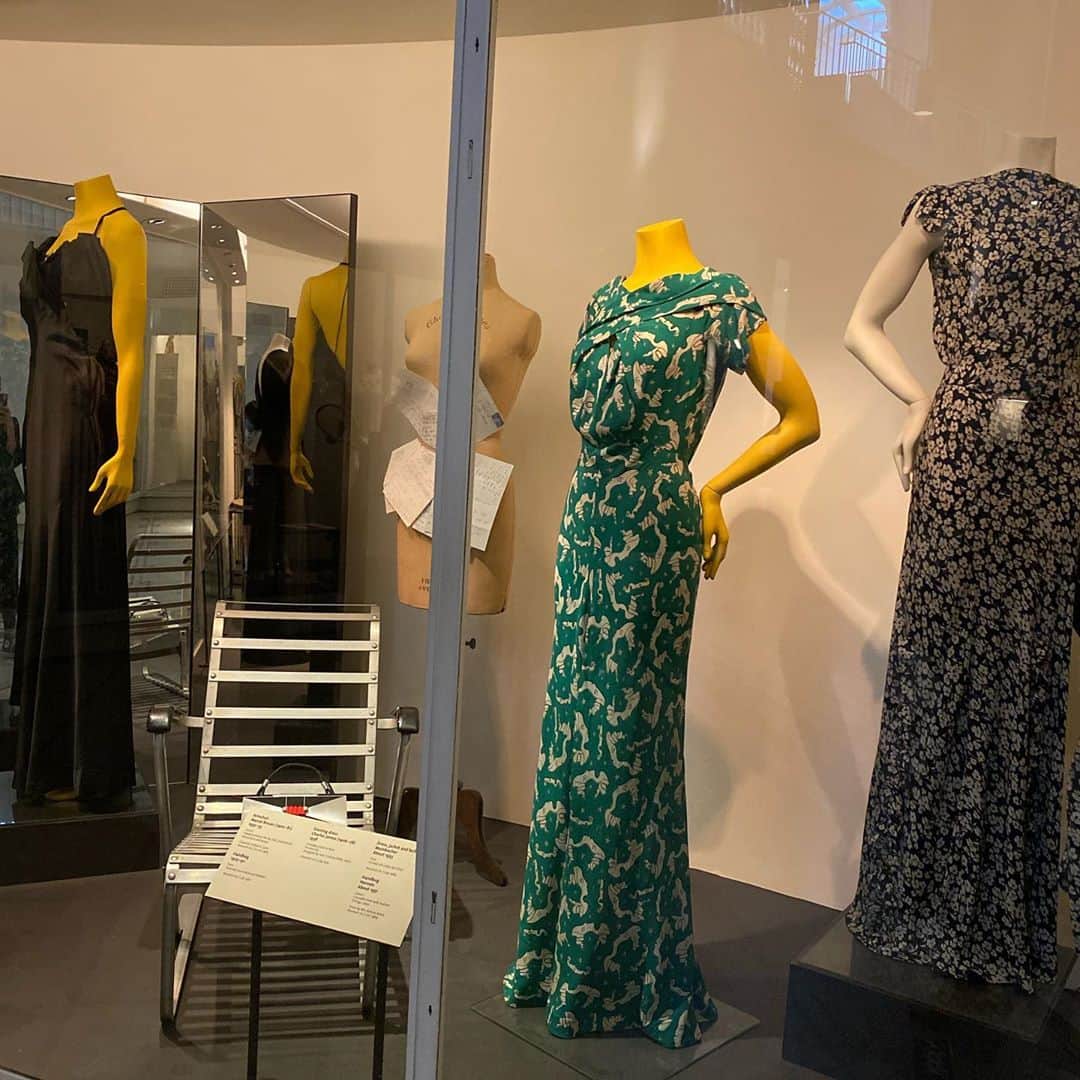 岡村仁美さんのインスタグラム写真 - (岡村仁美Instagram)「たまには一人で出かけてきたらと夫が言ってくれたのでヴィクトリア＆アルバートミュージアムへ。 今は事前予約制で入場人数が限られていることもありゆっくりと見られました。  ２枚目　ファッションコレクション。1930年代のドレスが今っぽいなぁ👗 ３枚目　有名な彫刻の複製が並ぶ展示室。複製もこれだけ並ぶと圧巻！  などなど 一人だと１時間半でこんなに色々見て回れるのかと、久々の一人時間に戸惑いつつも堪能しました☺️  #victoriaandalbertmuseum  #双子育児 #たまには一人の時間も大事#ロンドン生活 #tbsアナウンサー #岡村仁美」9月29日 6時46分 - hitomi_okamura_