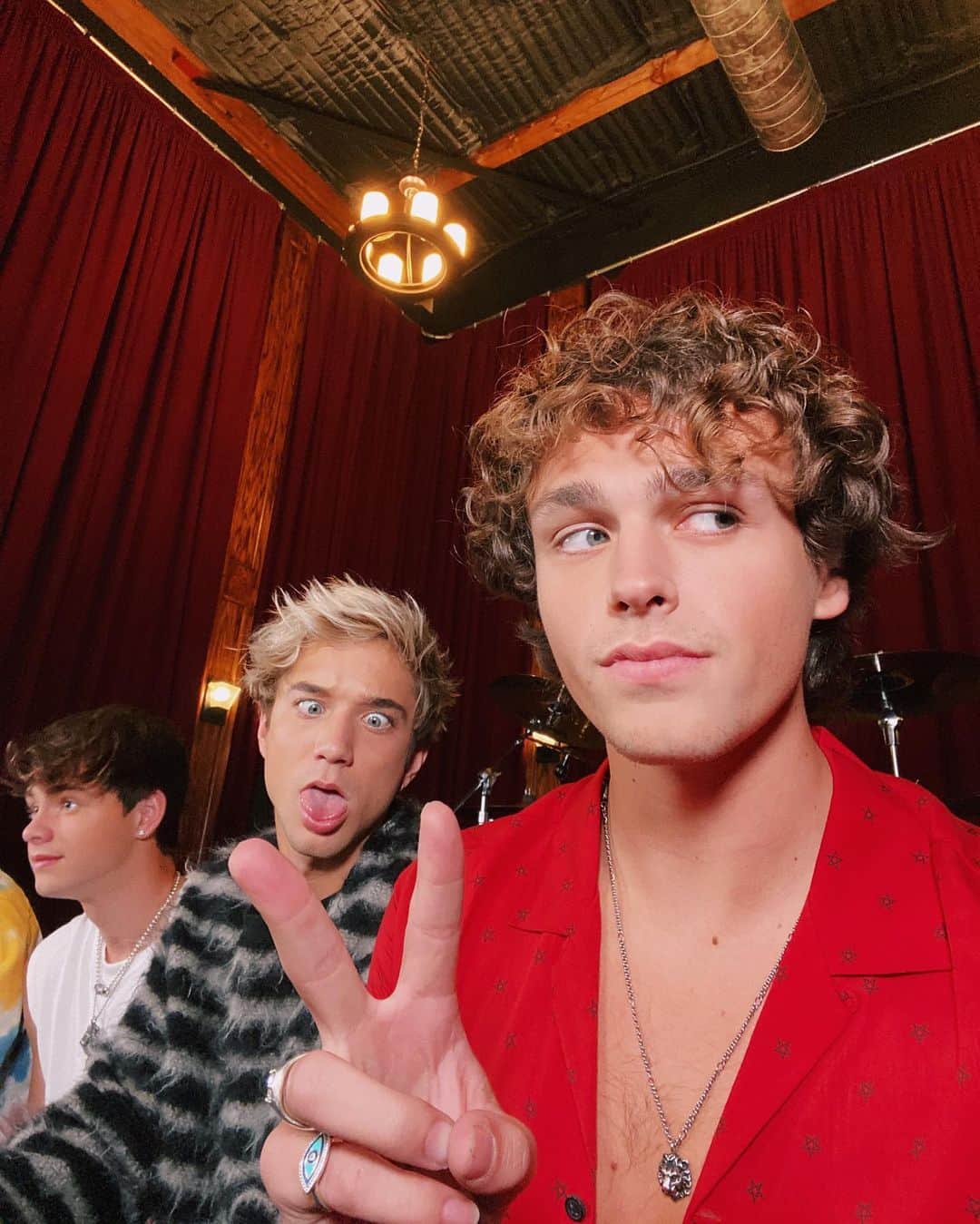 Jonahmaraisのインスタグラム：「huge promo day!!!! WHOS EXCITED FOR FALLIN’ TOMORROW?!」