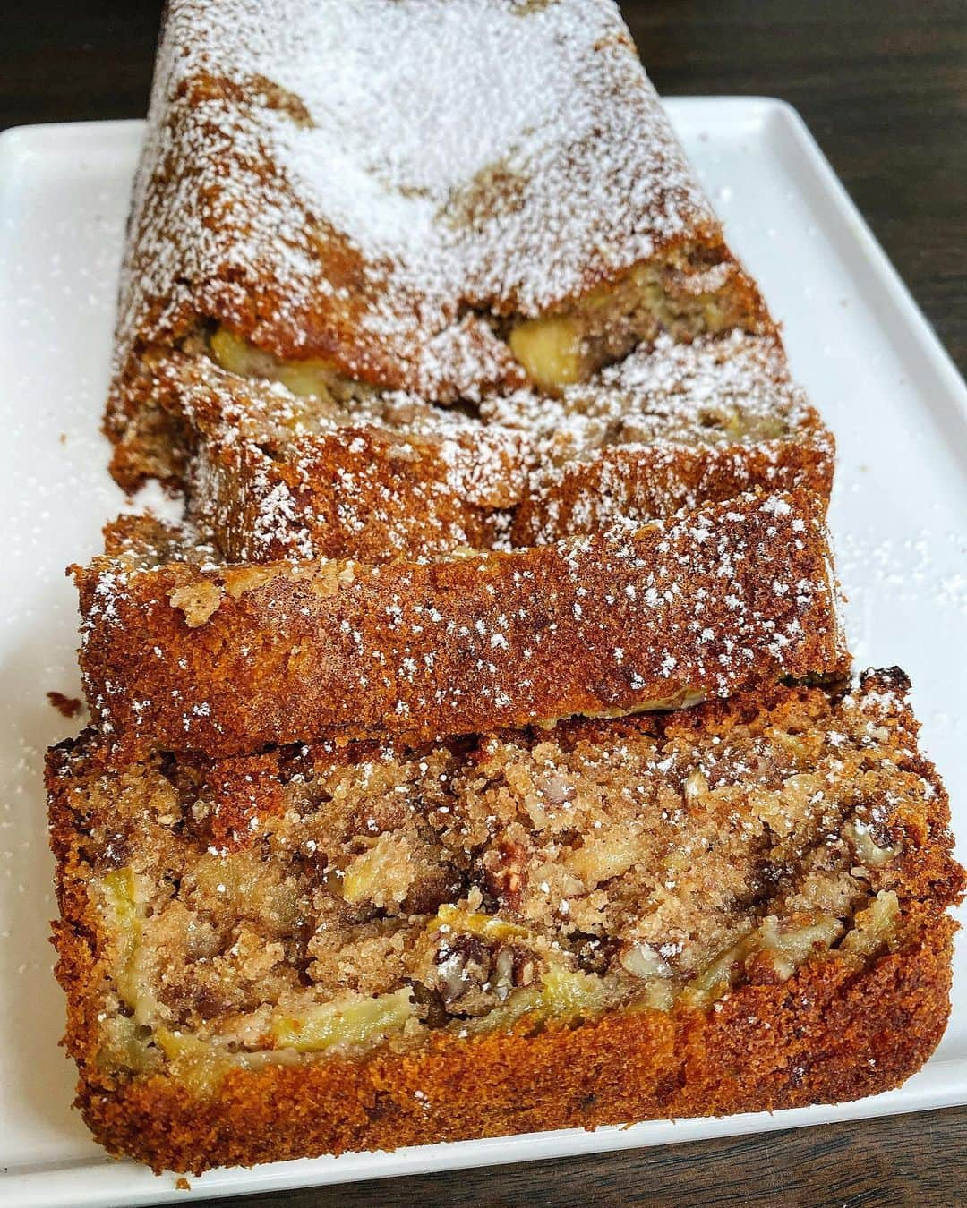 Sascha Barbozaさんのインスタグラム写真 - (Sascha BarbozaInstagram)「Torta de manzana! Esta torta es ideal para un cafecito, es saludable y balanceada, a los niños también les encanta. Aquí están los ingredientes.  2 tazas de manzana picada en rebanadas. 1 taza y media de edulcorante para cocinar, yo use uno a base de Alulosa, monk fruit y stevia, se mira igual que el azúcar regular, en las fotos pueden ver la marca, la compré en Amazon. También puede usar azúcar de coco pero tendrá más calorías y carbohidratos.  2 huevos. 1/2 taza de aceite de coco. 1 taza de harina de avena; para hacerla solo licúen la avena regular y luego la pasan por un colador. 1 taza de harina de coco o almendras. Si no tienen sencillamente usen otra de Avena. Canela al gusto, yo le pongo mucha. 1 cucharadita de polvo para hornear. 1 chorrito de vainilla.  3/4 taza de nueces picadas  Pre calienta el horno a 350°. Una vez que piques las manzanas colócalas en un envase hondo de vidrio y mételas en el microonda por minuto y medio, este paso es opcional pero ayuda a que las manzanas queden más cocidas en la receta. Mezcla en batidora: huevos, aceite, vainilla y azúcar. Aparte en un recipiente hondo mezcla las harinas, polvo para hornear y canela. luego mezcla estos ingredientes secos a la mezcla húmeda. Agrega las manzanas y las nueces, mezcla bien y coloca en un envase rectangular bien engrasado.  Hornea por aproximadamente 45 minutos, chequea  a partir de los 30 minutos, inserta un palillo en la mezcla y que salga limpio.  Una vez que estaba lista y desmoldar hable le agregué azúcar pulverizada (azucar glass) por encima es una sin calorías marca Truvia  Esta receta es ligera , sana es muy deliciosa, a mis niñas les encanta!」9月29日 7時01分 - saschafitness