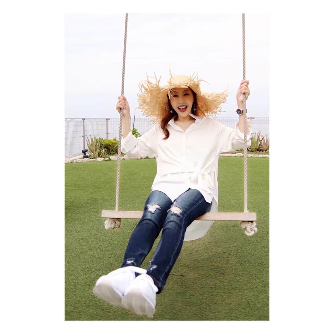 のインスタグラム：「・ 皆さま、おはようございま〜す♬ 本日も淡路島で撮ったpicですっ❤︎ 大きな麦わら帽子をかぶって思いっきり夏感…そして… 少女になった気分で「ブランコに乗ってみた❤︎」 ハイジのように大きくこぎたかったけど… 久しぶりに乗ると…ギャー😱…不安定〜（笑） でもめちゃくちゃ楽しかったっ♬ 今日は動画もpostしちゃおー！！ 上の↑picを横に⇒swipeしてくださいね〜♬ 帽子が大きすぎてぱふぱふしてるのが笑っちゃうけど… よかったら観てくださいね〜♬ 他の淡路島picもまたpostさせてくださ〜い♬ ・ #麦わら帽子#ブランコ#モデル#大原由美子#model#関西モデル#神戸モデル#カジュアルコーデ#写真を撮るのが好きな人と繋がりたい #fashion#アパレルモデル#お洒落さんと繋がりたい#ファッションモデル#fashionmodel#サロモ#jaiguru#模特#インフルエンサー になりたい#写真家さんと繋がりたい#Japanesemodel#모델#カメラマンさんと繋がりたい #webモデル#fashion#写真好きな人と繋がりたい#ファインダー越しの私の世界 #被写体#デニムコーデ #幸せのパンケーキ淡路島#淡路島」
