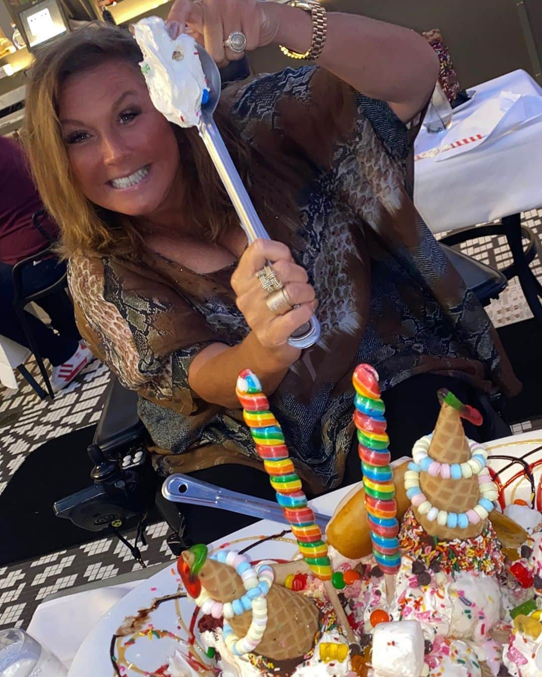 アビー・リー・ミラーさんのインスタグラム写真 - (アビー・リー・ミラーInstagram)「Someone’s going to get it!!! Who should I flick the cool whipped cream on??!   #sugarfactory #birthday #friends #fun #celebrate #iwillsurvive #survivor #sweets #party #icecream #aldcla #losangeles #dance」9月29日 7時14分 - therealabbylee