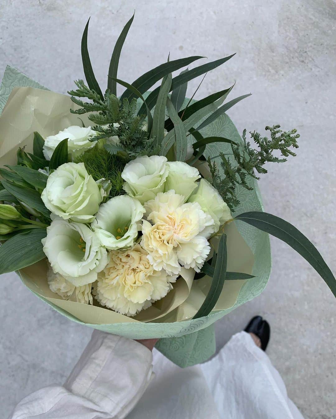 Mie Kawanoのインスタグラム：「2020.9.27 今年もまた1つとしとりました𓂃𓂂 パパと子供たちから花束𓆸  1年前と変わらず同じ写真を 撮れてることに感謝です𓅮」