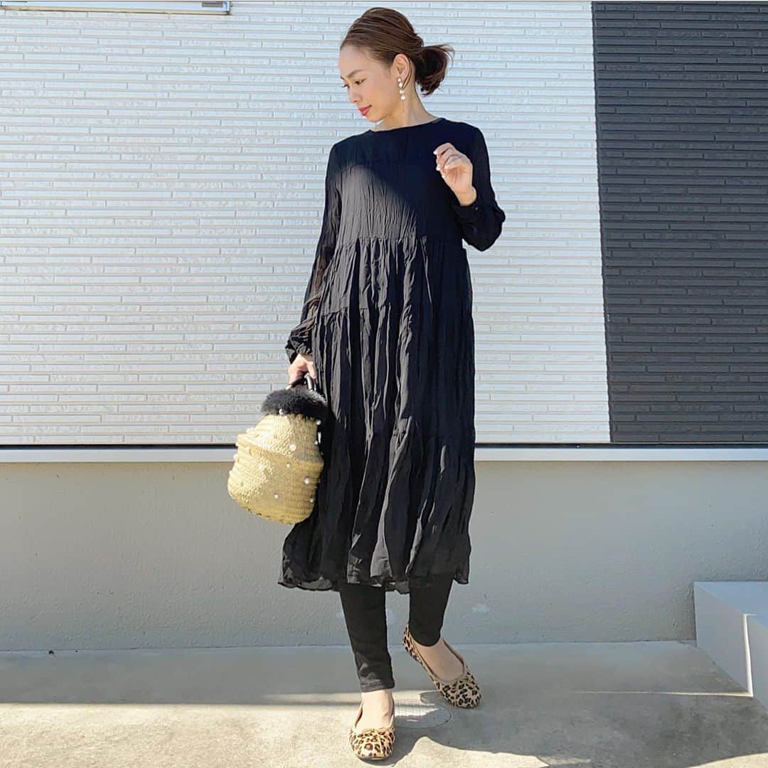 のインスタグラム：「blackにハマり中🖤🖤🖤 40超えてからのダイエット気をつけてね😭 お兄に久々会って痩せたけど ほうれい線深くなったって😢 ショックすぎた🤯💦 _____________________________ @shes_closet  さんのワンピース👗 こんなワンピ大好き❤ タイツで合わせてもかわいい長さだな😍 pants／#zara  shoes／ @zakkabox_  bag／ @hansry.japan  pierce／#keimade ______________________________ #locari#mamagirl#大人カジュアル#着回しコーデ #ママコーデ#カジュアルコーデ#153cmコーデ#大人ファッション#アラフォーコーデ#プチプラファッション #ダイエット中 #シンプルコーデ #おちびコーデ#オトナカジュアル#ママファッション #大人コーデ #低身長コーデ #zaraコーデ#きれいめカジュアル#ザラジョ#大人カジュアルコーデ #プチプラコーデ #ブラックコーデ #カジュアルコーデ #カジュアル#ワンピースコーデ #ミディアムヘア#ハンドメイドアクセサリー#韓国ファッション」