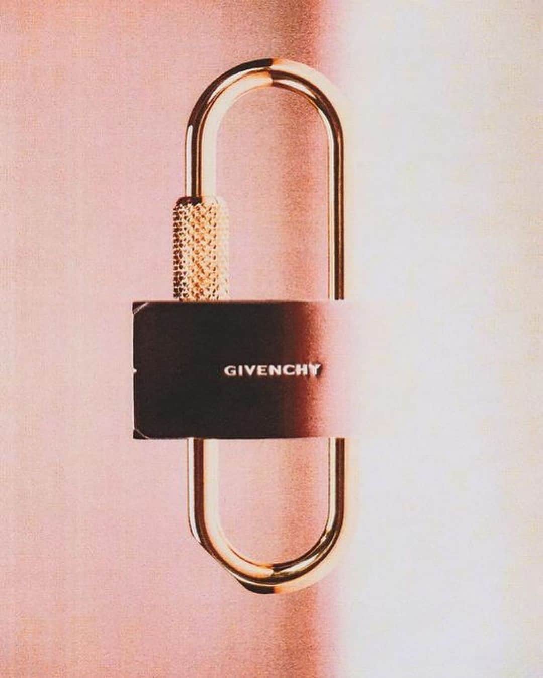 HYPEBEASTさんのインスタグラム写真 - (HYPEBEASTInstagram)「@hypebeaststyle: @matthewmwilliams has debuted his first @givenchyofficial campaign. Givenchy's name is at the forefront of the Fall/Winter 2020 imagery, which celebrates a Williams signature: genderless jewelry and accessories. The creative director has enlisted @nick_knight and @playboicarti for the accompanying video and imagery. Watch the vid and get more info using the link in bio.⁠⠀ Photo: Givenchy」9月29日 7時38分 - hypebeast