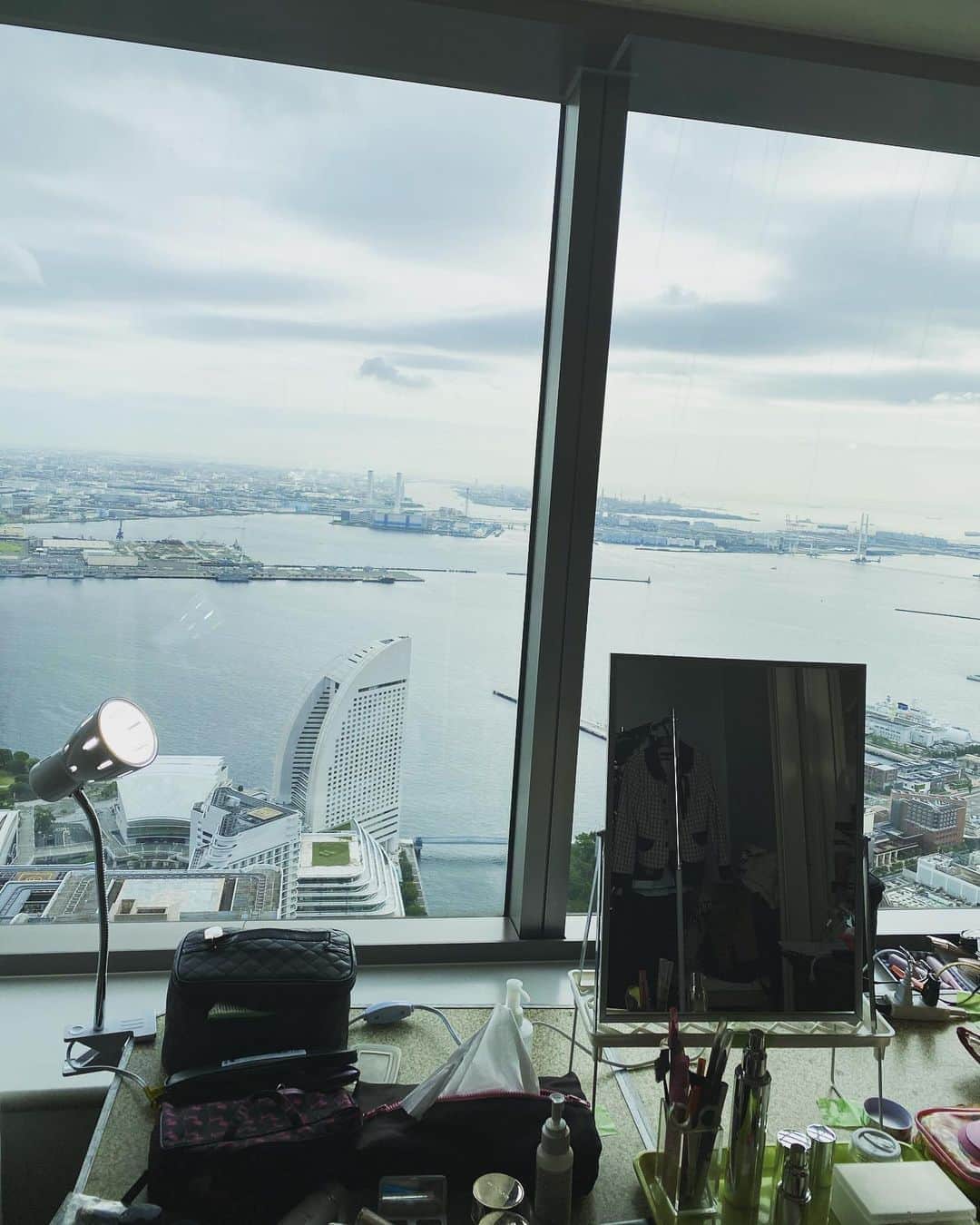 鈴木保奈美さんのインスタグラム写真 - (鈴木保奈美Instagram)「素晴らしい眺めのホテルの一室。で、メイクをして地上に降りて撮影開始。お部屋の滞在時間は60分であった…😭 #良い1日を」9月29日 7時39分 - honamisuzukiofficial
