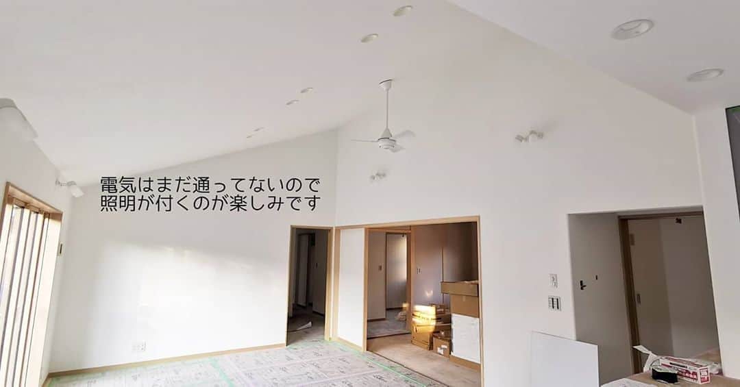 有限会社 稲葉製材住宅のインスタグラム：「照明器具も取付けて 入電待ちです⚡ 明かりが灯ると雰囲気もまた変わります🙈🙈🙈  #照明器具 #LDK #自然素材 #工事進捗 #平屋の吹抜け #勾配天井 #平屋 #楽しい家 #工事の流れ #新築 #高性能住宅 #新築 #家 #家づくり #マイホーム #暮らしやすい家 #使いやすい家 #丁寧な家づくり #庭のある暮らし #家具と暮らす #暮らし #楽しい暮らし #ナチュラル #工務店 #注文住宅 #熊本 #玉名 #山鹿 #稲葉製材住宅 #イナバ  家族の未来、地球の未来を考えた家づくり 施工対応エリア 玉名、山鹿、荒尾、熊本市 県北メイン」