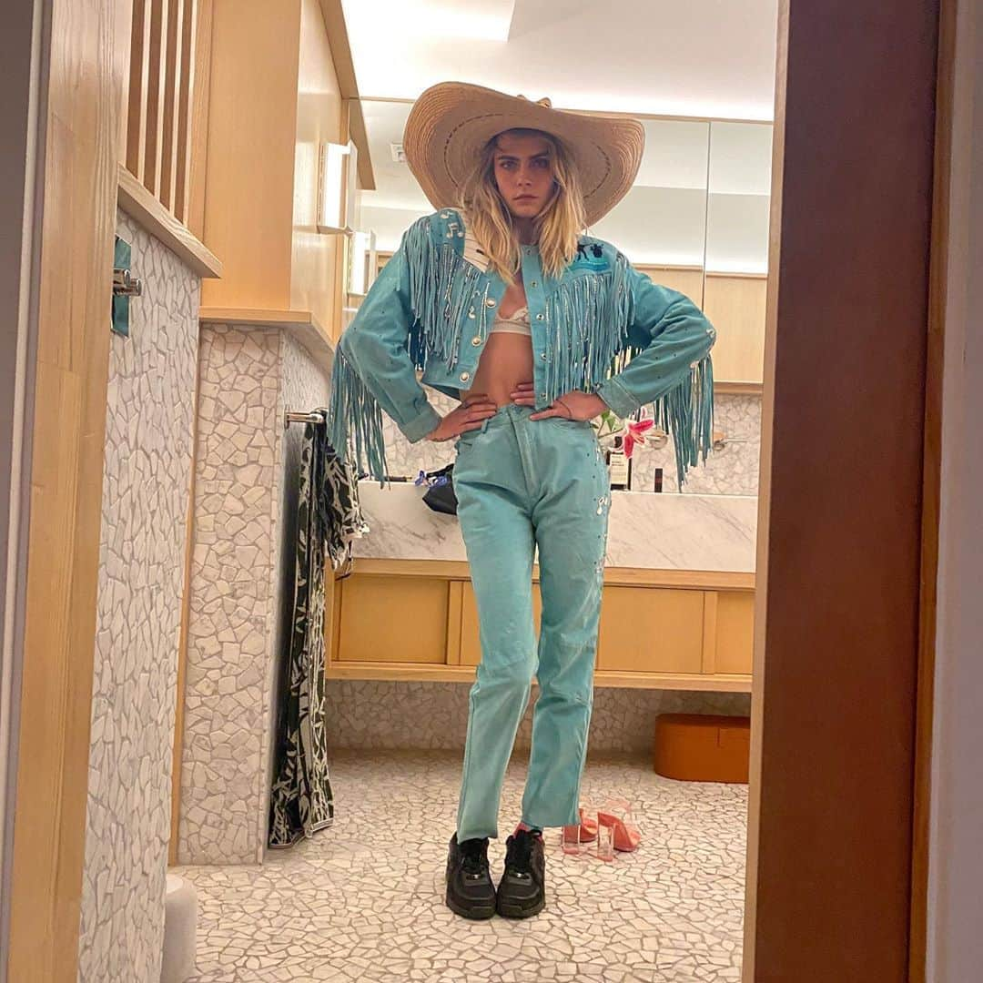 カーラ・デルヴィーニュさんのインスタグラム写真 - (カーラ・デルヴィーニュInstagram)「yeehaw 🤠」9月29日 7時51分 - caradelevingne