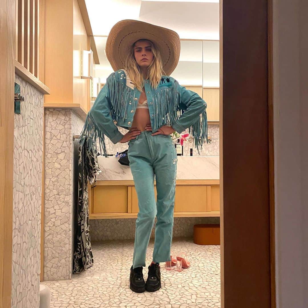カーラ・デルヴィーニュのインスタグラム：「yeehaw 🤠」