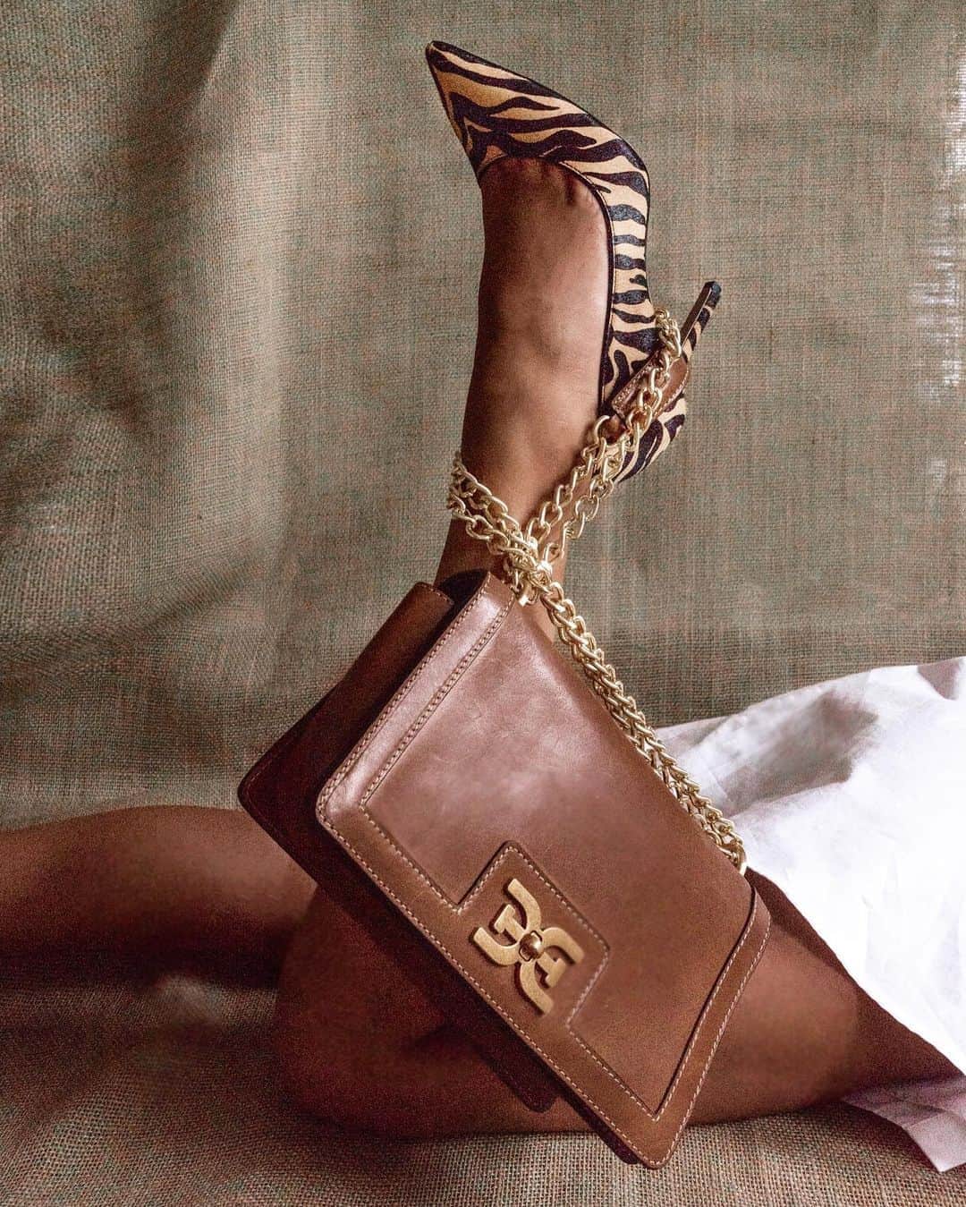 サムエデルマンのインスタグラム：「Bold animal prints look best on the HAZEL.  Tap to shop.  Photographed by Libby Edelman.   #SamEdelman #PreFall2020 #ForcesOfNature」