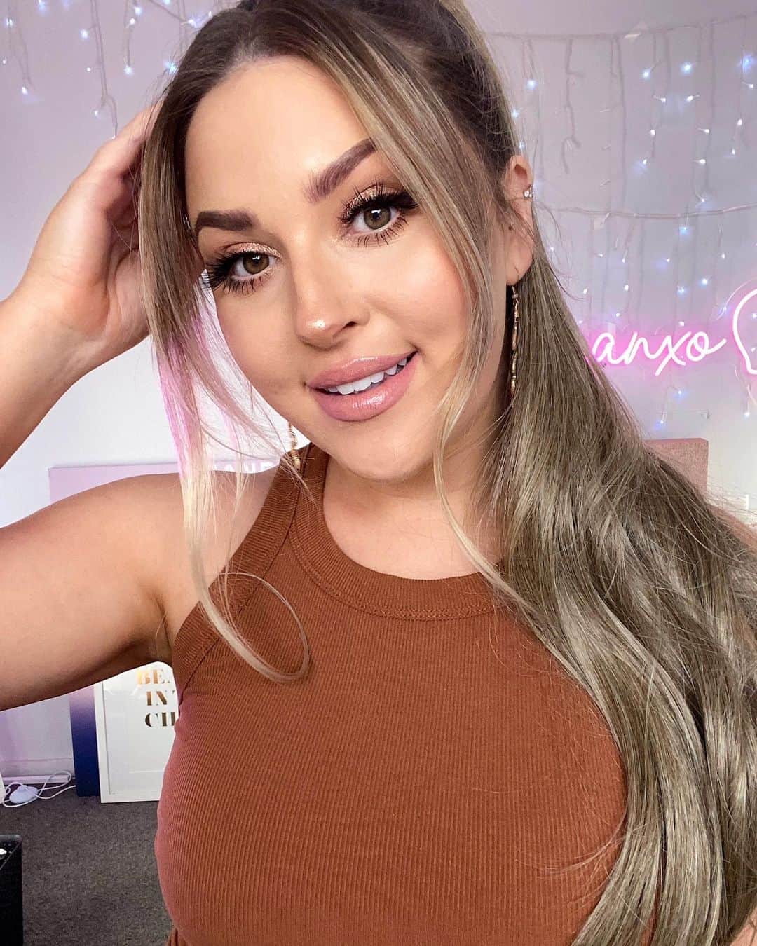 のインスタグラム：「What’s on your mind right now? I am soooo ready for it to be summer.... this spring rain AINT IT 😭💞🌦 also... I keep forgetting to post on my Instagram feed... legend 🤨 so here’s some snaps of me from my new GRWM video! Quite a few people have asked about the top, it’s actually a dress from @runawaythelabel kindly AD/GIFTED 🥰 it’s such a bomb color!」