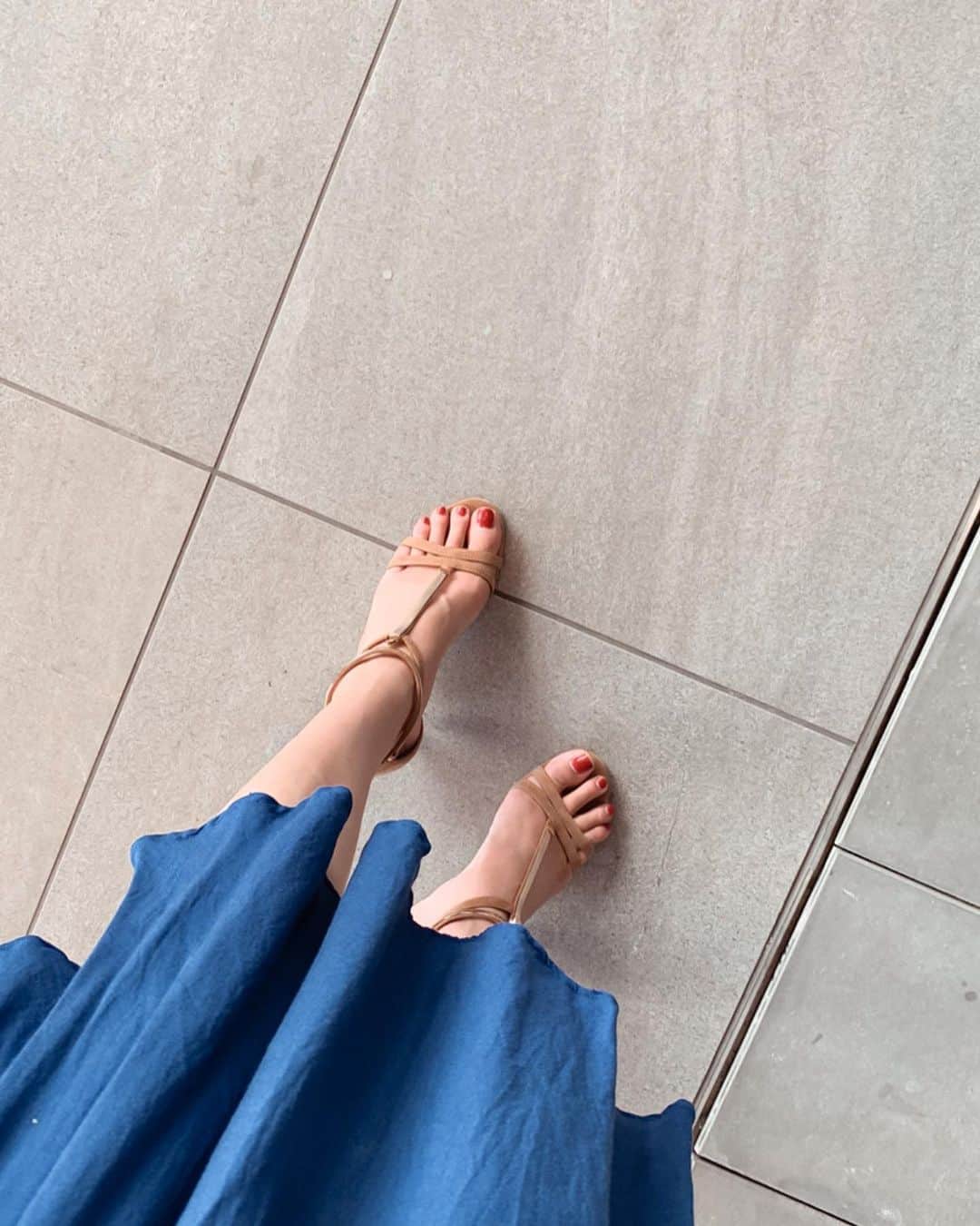 浅井香葉子さんのインスタグラム写真 - (浅井香葉子Instagram)「足指が﻿ 靴の中で縮こまっていませんか？﻿ ﻿ 足指や足裏が﻿ きちんと使えることは﻿ ﻿ ハイヒールで美しく歩くための﻿ 大切なポイントです﻿ ﻿ #美脚師®︎ による#足裏はがし﻿ のフットケアで﻿ 足裏の柔らかさと歩きやすさを是非﻿ 体感してみて下さい✨﻿ ﻿ プロデュースさせて頂いている﻿ フットケアサロン『salon f』(@bikyakushi_salonf )は﻿ 10/8 OPENです👠﻿ ﻿ 只今、予約受付中✨  ━━━━━━━━━━━━━━━━ ♦︎ウォーキング ♦︎所作・美しぐさ ♦︎コンテスト対策 ♦︎写真ポージング ♦︎歩くマインドフルネス ♦︎自分と向き合う歩き方 ♦︎パーソナルレッスン 【公式LINE登録】 @asaikayoko プロフィールURLから  ━━━━━━━━━━━━━━━━ #美脚になりたい #美脚師 #美脚師® #足裏はがし #美脚 #美脚美人 #ハイヒールウォーキング #walkmylife」9月29日 8時06分 - asaikayoko