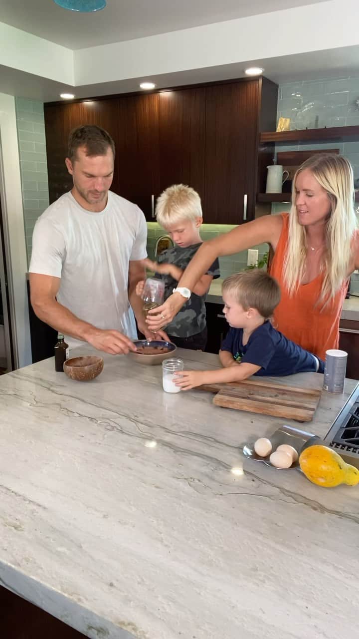 Bethany Hamiltonのインスタグラム：「Easy CHOCOLATE truffles treats!!! Back at it in the kitchen making a treat that we are happy to share together as a family!!! Simple ingredients that are healthy and sweet tooth satisfactory!!!   Thank you @brisahennessy for the inspo😘😋🍫」