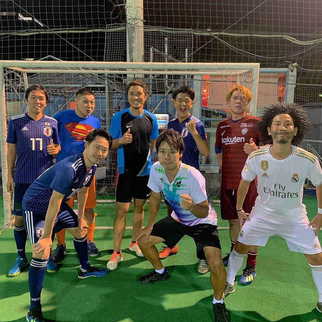 みどりかわたけし（ラ・ラベスト）のインスタグラム：「元プロサッカー選手、現サッカー系YouTuberの那須大亮さんとフットサルさせて頂きました！ とりあえず、なんかデカかったです笑 身長もそうですが、身体の作りが違いました！ 那須さんとも今後も会える機会も増えそうなので色々と楽しみです！ 、 さ、人力車行ってきます！ 、 、 #みどりかわたけし #ものまねJAPAN #那須大亮　選手 #槙野智章　選手 #酒井高徳　選手 #香川真司　選手 #長谷部誠　選手 #中村航輔　選手 #マルセロ　#marcelo #サッカー #フットサル」