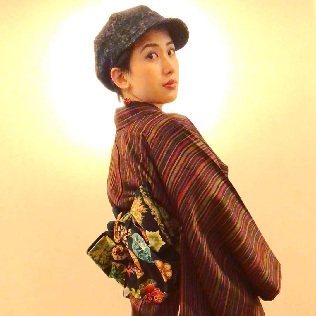岡田育さんのインスタグラム写真 - (岡田育Instagram)「👘🗽👘🗽 See also this article, TOKION magazine @tokion.jp goes by EN/JP bilingual. . https://tokion.jp/2020/08/19/kimono-wearing-class-in-ny/ . ねえこのスクロール録画するやつ難しくない！？ TOKIONにニューヨークの着付教室について書きました！！ 併せてよろしく！！ —— #japanesekimono #👘🔰 #kimonostyle #kimonofashion #kimonoinnyc #kimonoculture #wearingkimono #着物 #着付教室 #着物はじめました #kimOhNo #beyondborders  #ikuokada #岡田育 #tokionjp #tokion #トキオン #bilingual #essay #essayist #authorslife」9月29日 8時30分 - okadaic
