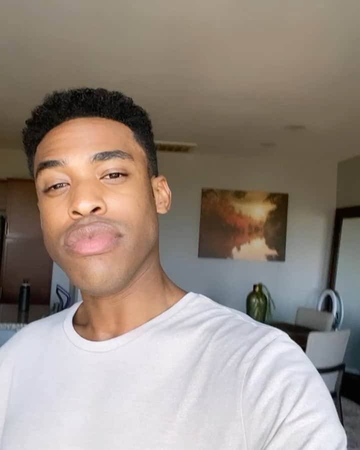 タイタス・マキン・ジュニアのインスタグラム：「Secret: If you ever see me w/ no facial hair, it means we’re filming again. Lol. 🙌🏾 Return of the #jedi baby face 👶🏾🍼 #TheRookie Jackson “Babyface” West」