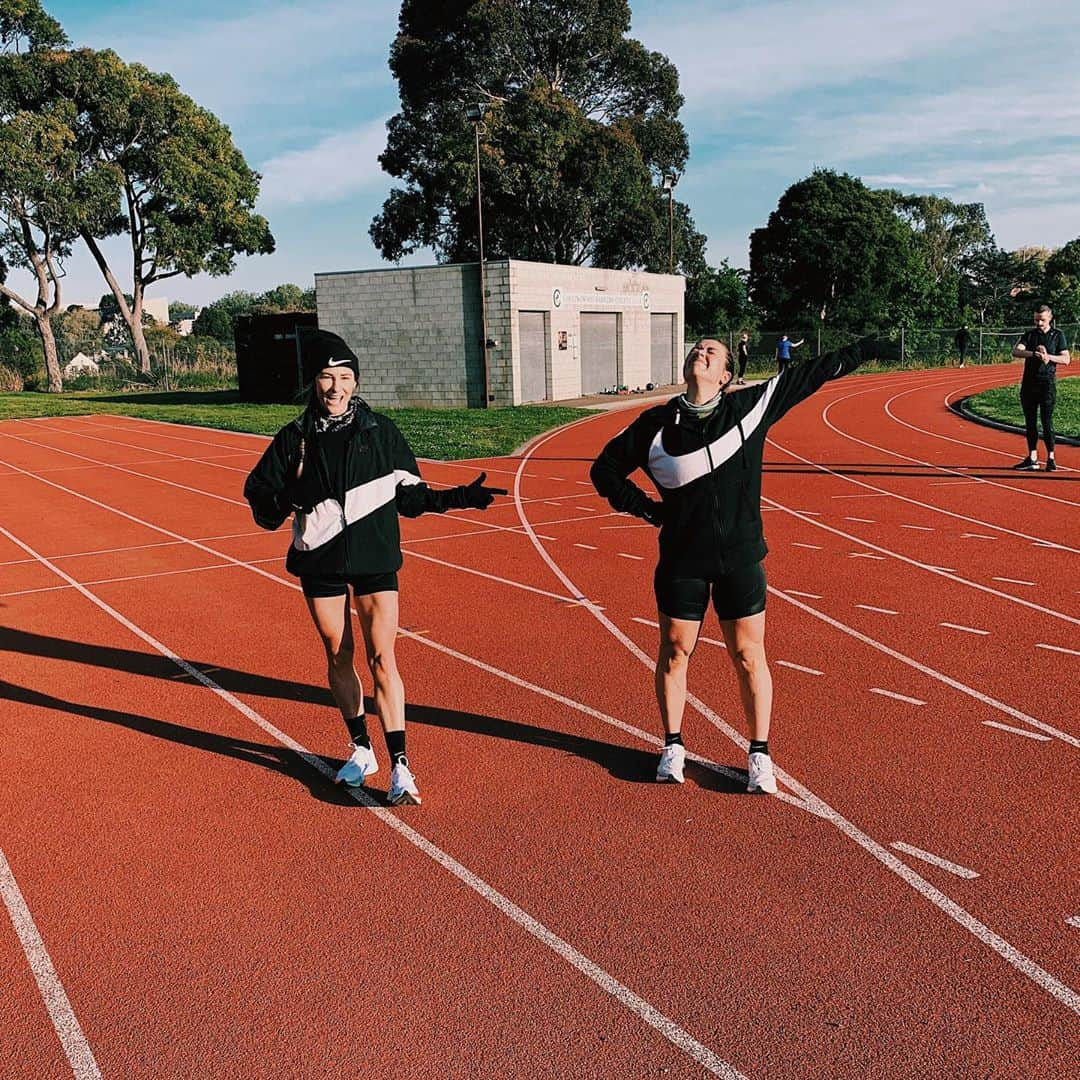 フィービー・ディ・トマソのインスタグラム：「Track-Suits, #tracktuesday + @lydiaodo 🌻 BRB just winning the day ☀️💛😎」