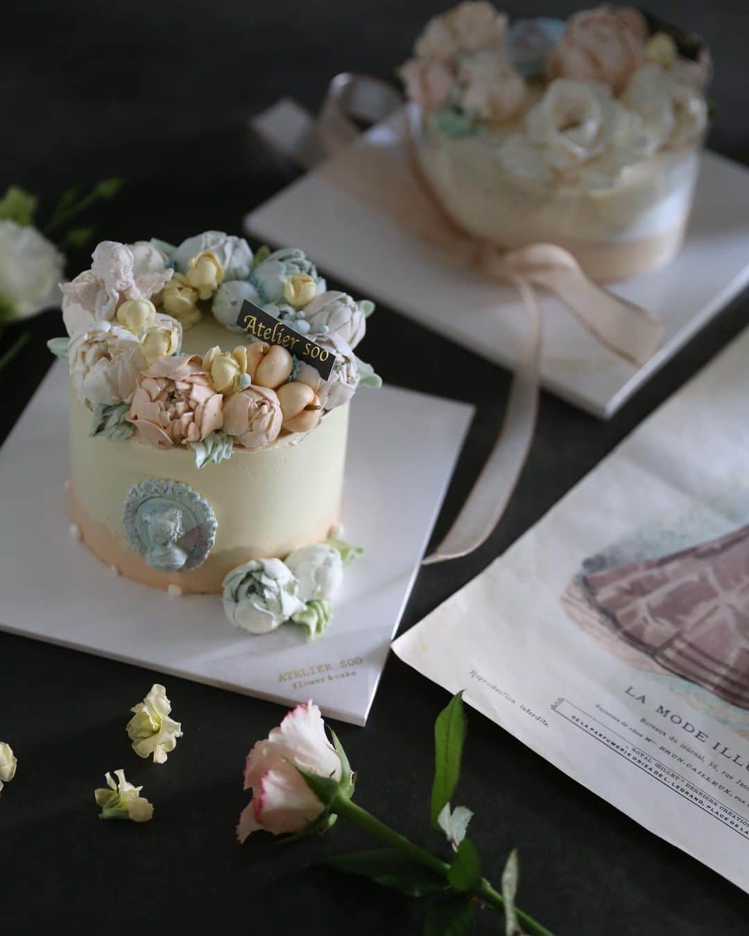 청담 수케이크 (atelier soo)さんのインスタグラム写真 - (청담 수케이크 (atelier soo)Instagram)「ㅡ 이달의케이크 9월도잘마쳤습니다. 케이크를만들때가장신경쓰는부분은.정성스러운마음입니다. 그마음이잘전달되었으면좋겠다고생각했는데행복한피드백을많이받아서힘든줄모르고만든케이크에요 :) 현재.10월의케이크도준비중에있습니다. 요즘저의 최애.당근케이크에요.  10월5일부터주문하실수있게 이번주내로 업로드하겠습니다.  감사합니다 🤍🤍🤍 ㅡ #flower #cake #flowercake #partycake #birthday #bouquet #buttercream #baking #wilton #weddingcake ㅡ www.soocake.com vkscl_energy@naver.com」9月29日 8時26分 - soocake_ully