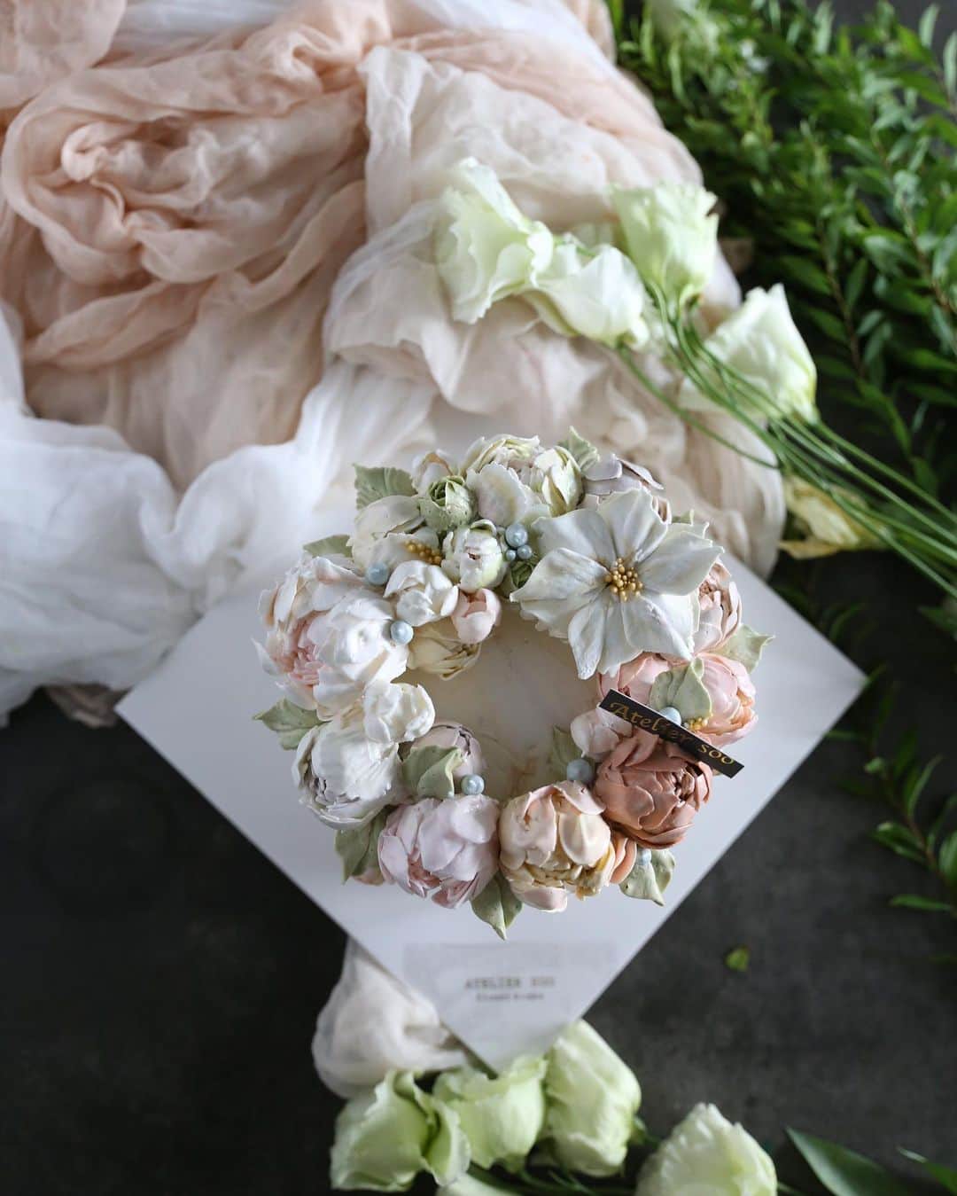 청담 수케이크 (atelier soo)さんのインスタグラム写真 - (청담 수케이크 (atelier soo)Instagram)「ㅡ 이달의케이크 9월도잘마쳤습니다. 케이크를만들때가장신경쓰는부분은.정성스러운마음입니다. 그마음이잘전달되었으면좋겠다고생각했는데행복한피드백을많이받아서힘든줄모르고만든케이크에요 :) 현재.10월의케이크도준비중에있습니다. 요즘저의 최애.당근케이크에요.  10월5일부터주문하실수있게 이번주내로 업로드하겠습니다.  감사합니다 🤍🤍🤍 ㅡ #flower #cake #flowercake #partycake #birthday #bouquet #buttercream #baking #wilton #weddingcake ㅡ www.soocake.com vkscl_energy@naver.com」9月29日 8時26分 - soocake_ully