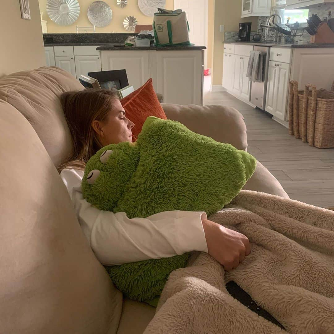 ペイジュ・レイリーさんのインスタグラム写真 - (ペイジュ・レイリーInstagram)「Apparently I’m a cuddler☺️😂🐸 💤  • • • #naptime #motivated #doingthings #goingplaces #countingsheep #florida #girl」9月29日 8時39分 - paigeraileysailor