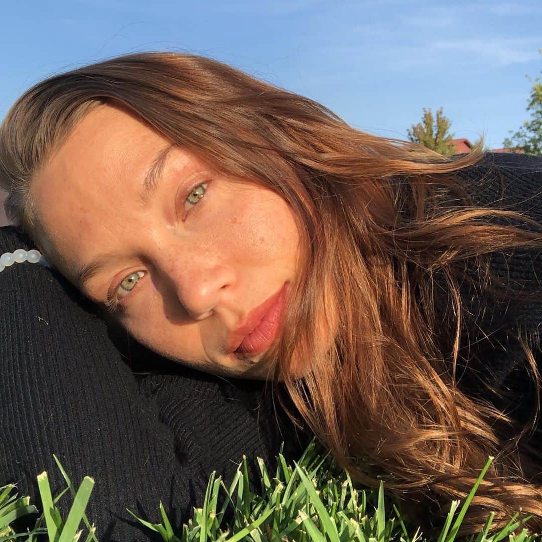 Nicole Mejiaのインスタグラム：「Say it with me: “even though 2020 wildin’, we still out here thrivin’” 🌱 — 5 days left to sign up for our final JUMP season of the year.  Do you want to level up your mindset and experience more positive emotion? Do you want to shift stagnant energy and create momentum in your life? Do you lack structure and support? Are you ready to step TF out of your comfort zone and grow? 🌿  Signups close at 11:59pm ET on Friday.  You in or you out? Luly.com/jump  @lulyapp」