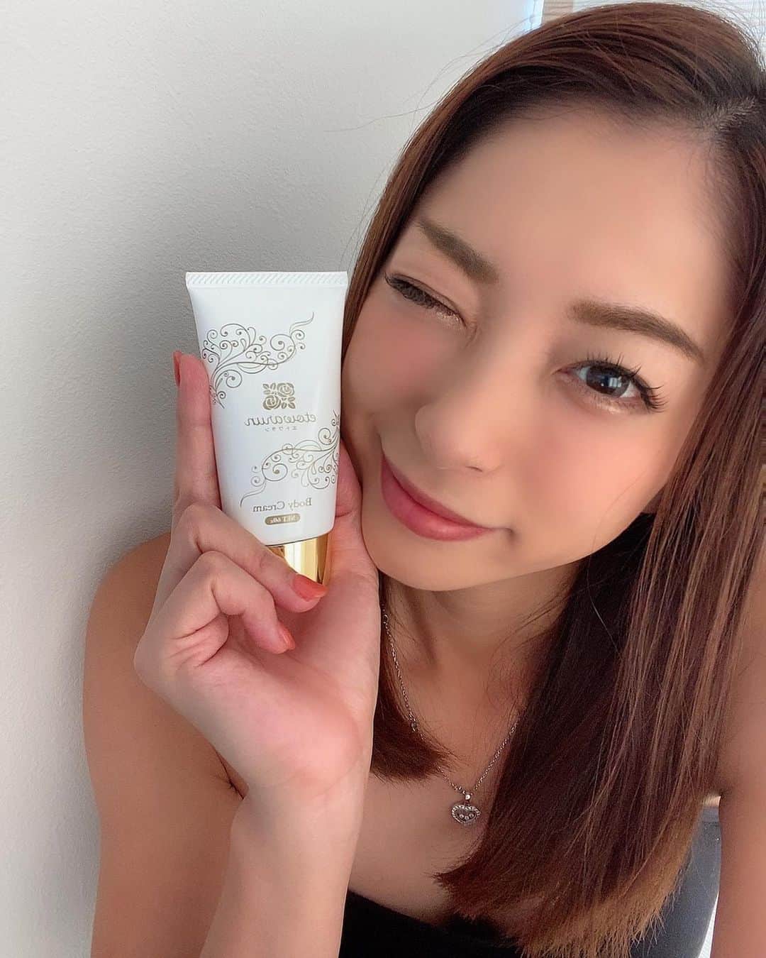 RIKAのインスタグラム：「. ずっと使い続けてるマッサージクリーム❤️ @etowarun  . お風呂あがりに足に塗ってマッサージするとむくみがすごくとれて次の日足が軽い☺️💓 . お酒をよく飲む私には必須アイテムです🙆‍♀️❣️ . . . #美容#美容グッズ#etowarun#エトワラン」