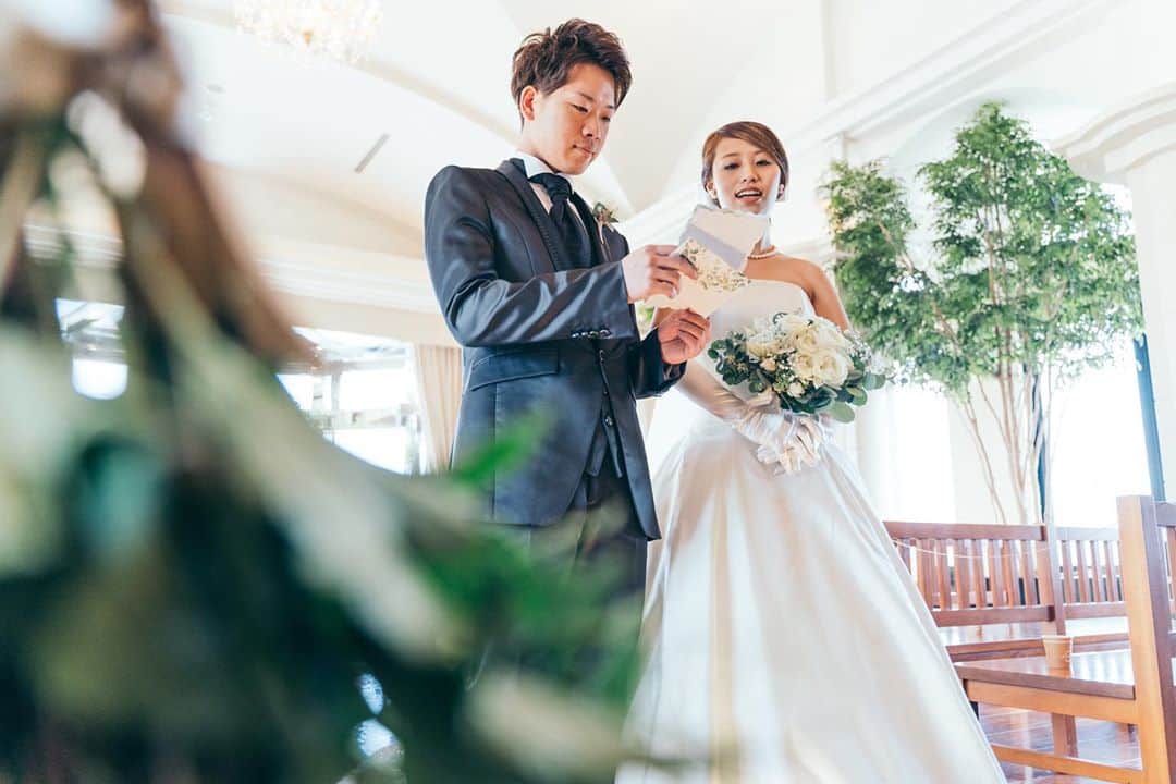 金沢結婚式 ヴィラグランディス金沢のインスタグラム：「@villagrandis_kanazawa   1番最初に伝えたいからこの場所で  #両親への手紙 #感謝の気持ち   【#ヴィラ嫁　#ヴィラファミリー】  ●プレ花さん　 ●卒花さん　 ●ヴィラグランディスと出逢って下さった皆様  #ヴィラ嫁 #ヴィラファミリー @villagrandis_kanazawa   で最幸の想い出を共有しましょう🌿  ヴィラグランディスを応援し想って下さる皆様のファミリーとして当日だけではなくこれからも人生を一緒にお祝いしていけますように🥂」