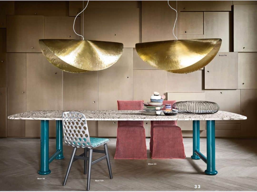Gervasoni Korea_officialさんのインスタグラム写真 - (Gervasoni Korea_officialInstagram)「New collection #NEXT #직사각테이블 . #BRASS #핸드헤머드 #브라스 #펜던트  Rectangular table. Base in cast aluminium, Ocean painted. top in MDF with decorative multilaminar wood veneer (design by Ettore Sottsass)  .  ● 쇼룸 방문 및 제품 문의  tel. 070-4209-0827 ● 온라인 구매는 전화 및 DM으로 가능합니다.  강남구 논현로 133길 8   제르바소니 논현쇼룸 서울시 강남구 논현로 133길 8 (논현동 36-9) #제르바소니코리아  #제르바소니 #gervasoni #이태리가구 #디자인가구 #파올라나보네 #PaolaNavone #패브릭소파 #테이블 #침대 #아웃도어가구 #이벤트 #행사 #친환경가구 #우디네 #udine」9月29日 8時51分 - gervasoni_korea