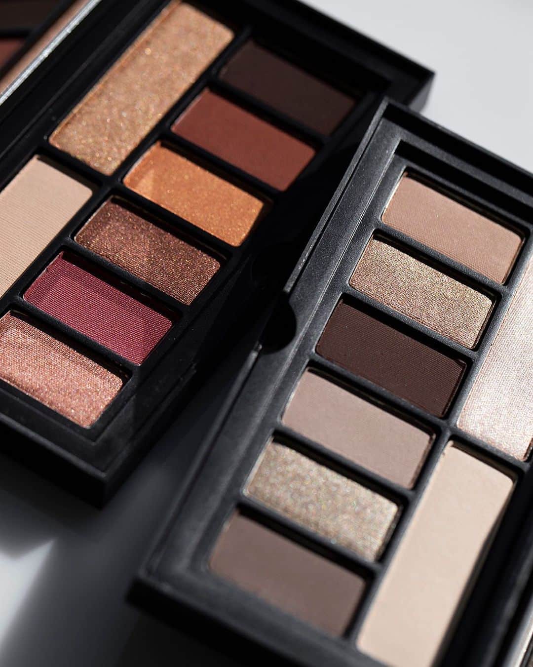 Smashboxのインスタグラム：「Pigmented, powerful & fits in the palm of your hand. Who’s ready for fall shadow colors?   🍂 Cover Shot Eye Palette in Minimalist 🍁 Cover Shot Eye Palette in Ablaze」