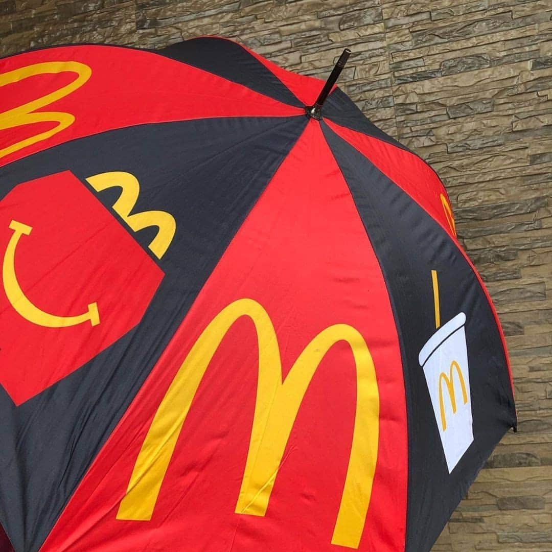 McDonald's Philippinesさんのインスタグラム写真 - (McDonald's PhilippinesInstagram)「This limited edition red-black McDonald's Umbrella is available until OCTOBER 15❗️  For P250, get it with your 1-pc Chicken McDo with Rice & Coke No Sugar! Available via McDelivery, Dine-In, Take Out, and Drive-Thru.  Photo by: @camira.shots.ph  Per DTI Fair Trade No. FTEB 104486, Series of 2020」9月29日 8時59分 - mcdo_ph