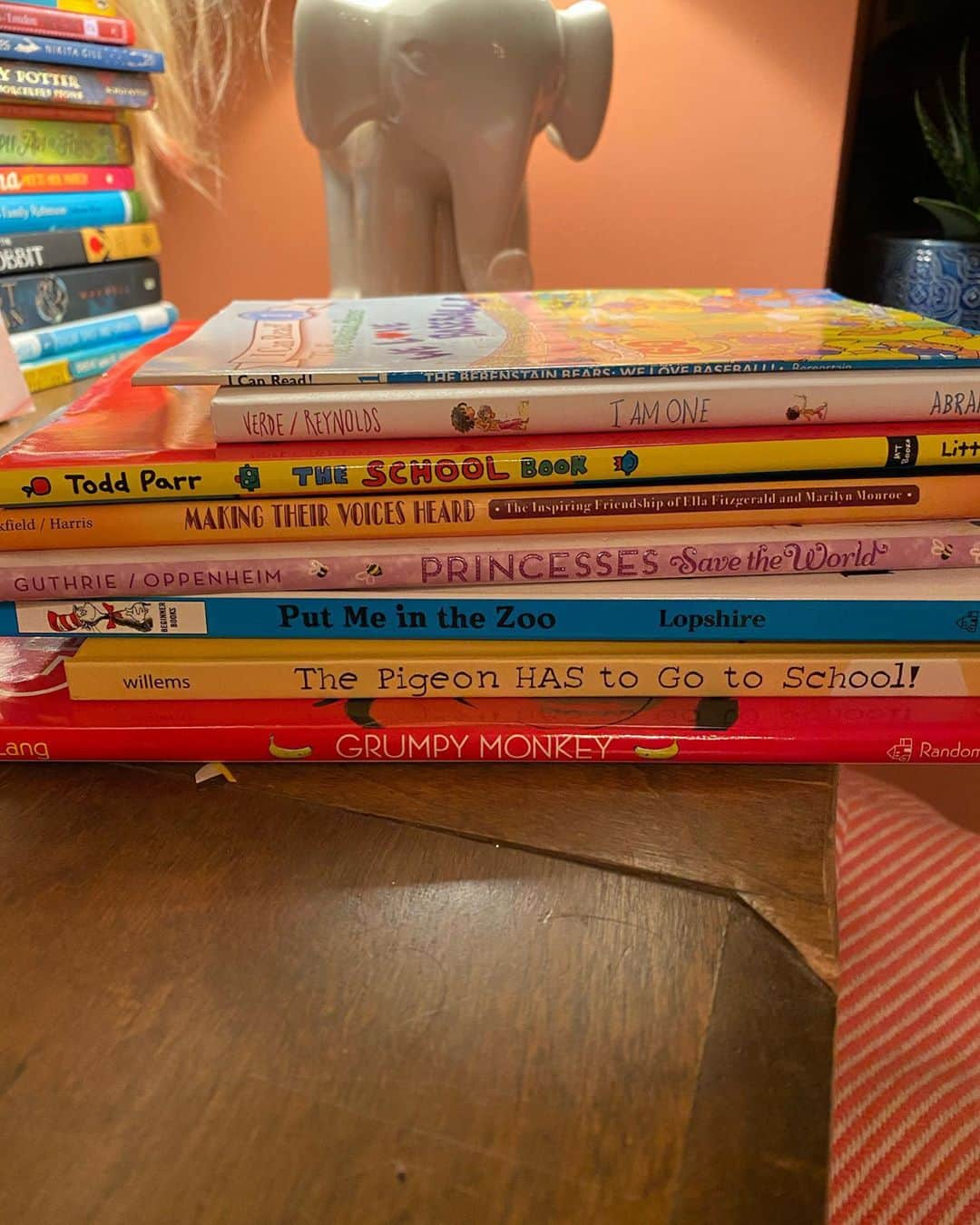 ドリュー・バリモアさんのインスタグラム写真 - (ドリュー・バリモアInstagram)「Me and the girls bedside reading stack!!!!!!!!!!!」9月29日 9時00分 - drewbarrymore