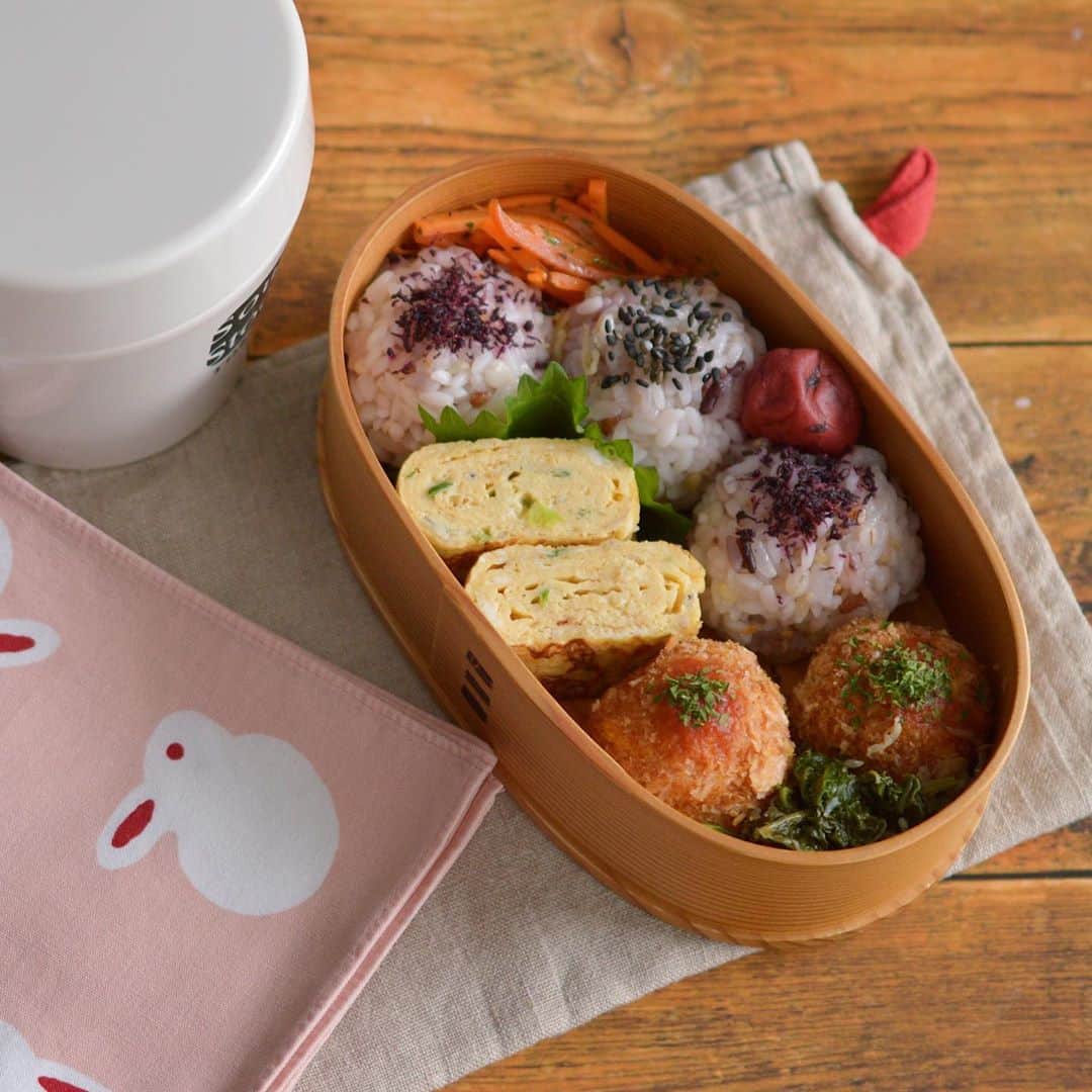 yukiyoのインスタグラム：「2020.9.29* ・ 今日のお弁当 ・ 50%マンナン雑穀ごはんおむすび ごま塩、ゆかりに梅干し ネギ入り出汁巻 今日は私が揚げてないかぼちゃコロッケ 大根菜しらす炒め 人参サラダ ・ お湯を入れるお味噌汁付き ・ 今朝も朝RUN3km アプリでのトータル距離がようやく100km越えた ・ 今お腹は一番見たくないポヨさ笑 （はみ出す脂肪のたるみがやばい😂） ・ ・ #お弁当 #obento #bento #lunch #lunchbox #onthetable #japanesefood #暮らし #曲げわっぱ #lin_stagrammer #ロカリ #おうちごはんLover #マカロニメイト #IGersJP #おむすび #おにぎり #サーモス」