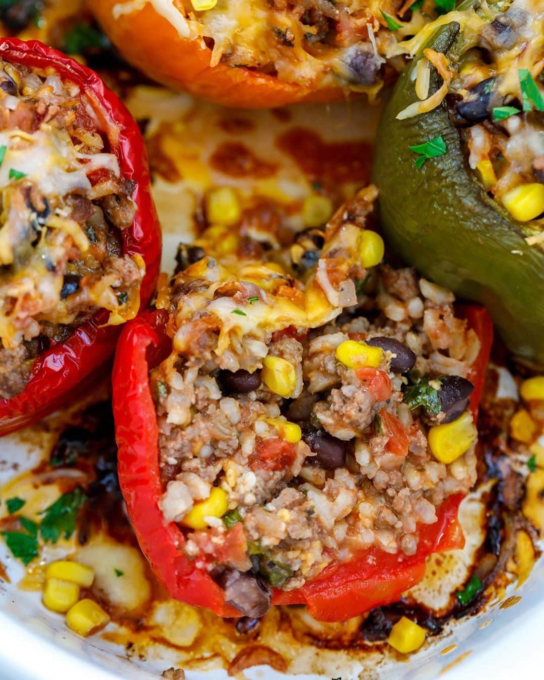 Easy Recipesさんのインスタグラム写真 - (Easy RecipesInstagram)「Healthy Stuffed Peppers are loaded with ground beef, black beans, brown rice, cheddar cheese and a host of other goodies. Simple to make, they're as delicious as they are gorgeous. Classic stuffed peppers with a healthy twist make for the ideal weeknight meal.  Grab the full recipe from the link in my bio.  https://www.cookinwithmima.com/healthy-stuffed-peppers/」9月29日 9時04分 - cookinwithmima