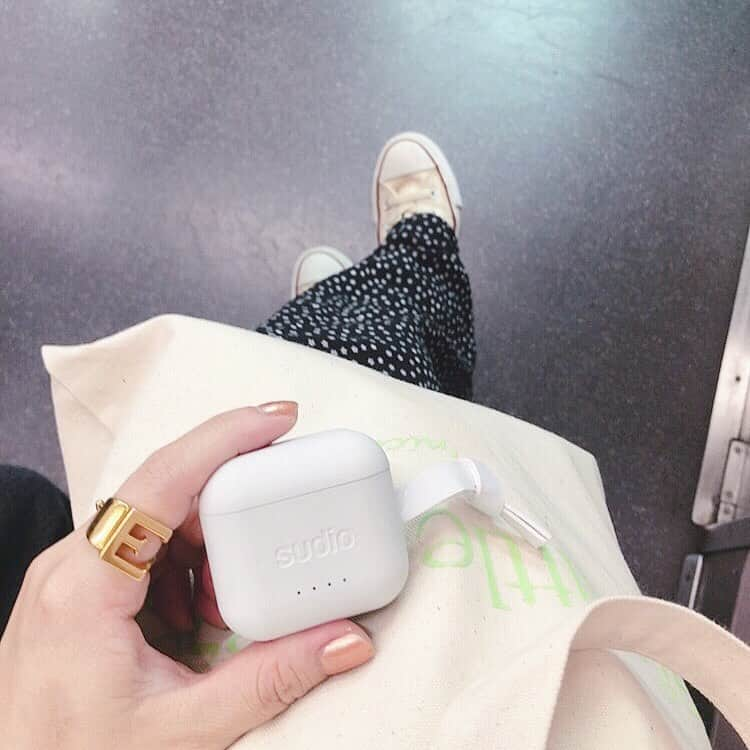 erinaさんのインスタグラム写真 - (erinaInstagram)「電車の移動時間は @sudio のEttが大活躍中👏🏻✨ Sudio初のアクティブノイズキャンセリング機能が付いてるよ◎ 充電もワイヤレスで出来るからかなりストレスフリー😘 クーポンコード「148」を使うと全商品15%offで購入出来るみたいなので是非✌🏻 （有効期限は2020年12月14日までです。） ・ ・ ・ Thank you @sudio #ワイヤレスイヤホン#スーディオ#イヤホン#モニター#bluetoothイヤホン#sudio#ett#sudiomoments#bluetooth#wirelessearphones#pr」9月29日 9時12分 - enappi_148