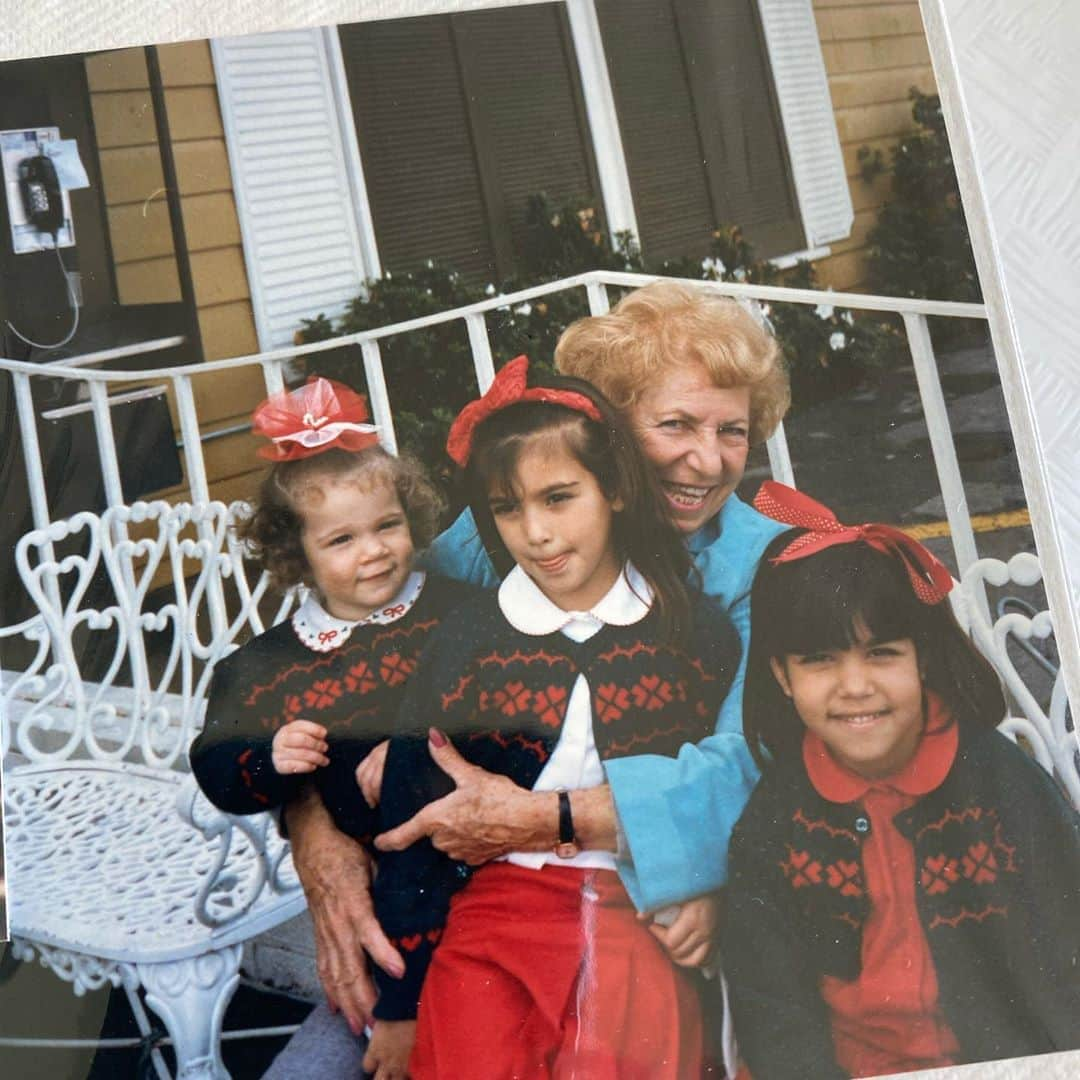 クリス・ジェンナーさんのインスタグラム写真 - (クリス・ジェンナーInstagram)「The girls Nana (Roberts Mom) with @kourtneykardash @kimkardashian @khloekardashian #helenkardashian #love #family #memories #grandmothersareeverything」9月29日 9時16分 - krisjenner