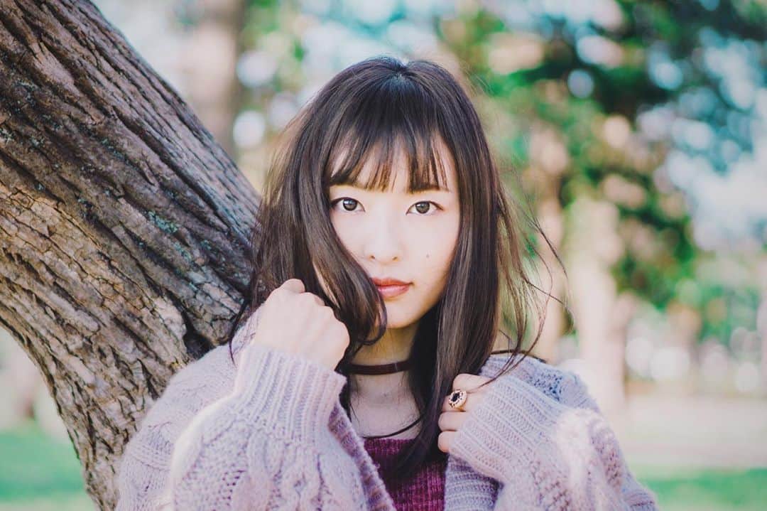 のインスタグラム：「風がつめたいと じんとする  —- あっとゆうまに すぎてくけど 今の混沌とした季節が すき  Photo @sheeproux」