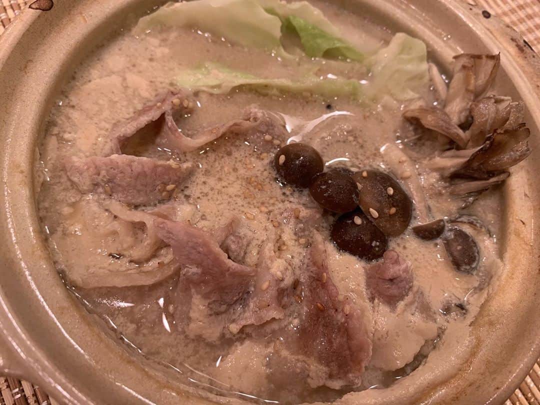 嶋梨夏さんのインスタグラム写真 - (嶋梨夏Instagram)「豆乳でご飯作るのにハマりすぎてて頻発しているのですが、、これはキノコたっぷり豚肉のミルフィーユごま豆乳鍋🥰🥰最高に美味しくて最高にお腹いっぱい🥰✨✨✨✨」9月29日 20時17分 - shimarica_jp
