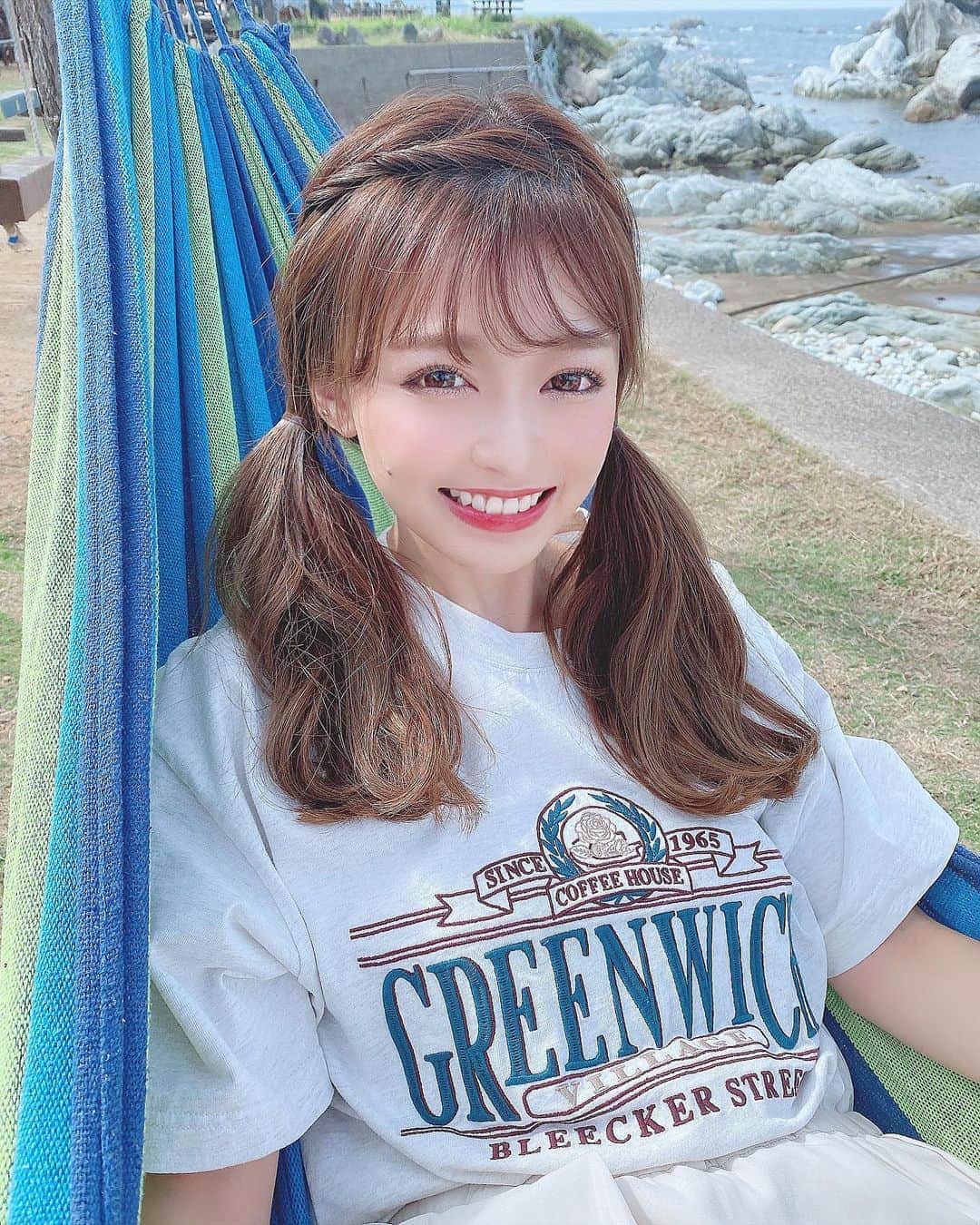 のインスタグラム：「﻿ ﻿  ﻿ 毎日のようにDMや投稿にタグ付けが届いて嬉しいよぉ😢﻿ ありがとう、全部見てます！！！﻿ ﻿ ﻿ 朝からmerueに関わって、﻿ 気付いたらこんな時間になってる毎日。﻿ ﻿ だからこそmerueの商品たちが愛おしいし﻿ merueに対していつだって素直に向き合える。﻿ ﻿ ﻿ スタッフさんたちとも毎日連絡を取り合って﻿ "かわいい"の共有をしながら作り上げていく。﻿ ﻿ わたしだけじゃなく﻿ merueに関わってる人みんながとっても大変だと思う。﻿ ﻿ でもいま経験してることは﻿ 今後、絶対役に立つし、自分の知識になる。﻿ ﻿ だからいまは頑張りどき☺︎💓﻿ ﻿ ﻿ ﻿ そんな想いで作られてる商品を﻿ 買ってくれたことも、もちろんものすごく嬉しい！！﻿ でも、merueスタッフみんなで一生懸命作り上げた子たちが﻿ どんな風に付けてもらってるのか見れるときが﻿ やっぱり1番うるっとする瞬間ですね🥺😢💓﻿ ﻿ ﻿ merueにたくさんの愛を、本当にありがとう🥺💓﻿ ﻿ ﻿ ﻿ #カラコン #アイメイク #ラッシュリフト﻿ #シルバーアクセサリー #デカ目メイク #コスメ ﻿ #コスメ好き  #自まつ毛メイク #りなてぃー ﻿ ﻿ ﻿ ﻿ ﻿ ﻿ ﻿ ﻿」