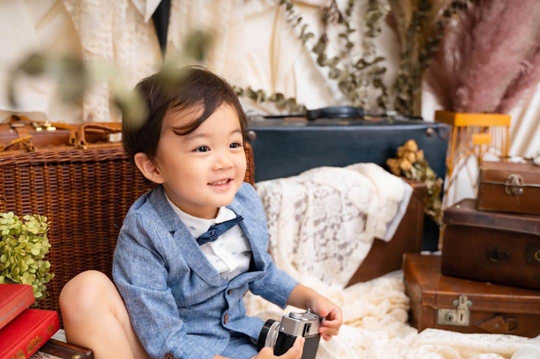 花田浩菜のインスタグラム：「息子の#バースデーフォト を撮りに🎂 家族以外に写真撮られるのとか本当〜に好きじゃない子なので😅、なかなかまともに写真がいつも撮れないのですが、さすがプロ🥺💕 最初は嫌がってしまってどうしたもんか😅って感じだったけど笑、３歳の記念にたくさん笑顔の写真を収められました😭💕本当に感謝🙇‍♀️ . . 可愛い衣装に可愛いセット✨ 普段はバタバタ過ぎて子供たちの写真か子供＋パパの写真ばかりなので、 娘だけの写真と家族みんなの写真もきちんと残せて、大満足💕誕生日は毎年ちゃんとした写真で残したいなと改めて思いました✨ 今年は経堂に新しくできたLOVSTでお願いしました❤️衣装もナルミヤブランドのものがたくさんで可愛かった〜✨ お誕生日おめでとう❤️3歳さん👶❤️ . . #3歳男の子 #3歳 #お誕生日 #記念写真 #3歳誕生日 #happybirthday #9月生まれ #男の子ママ #女の子ママ #2歳差兄妹 #2歳差育児 #赤ちゃんのいる生活 #親子 #フォトスタジオ #lovst #lovstbynarumiya  #バースデーフォト #ママリ#ig_oyabakabu #l4l #happy  #happydays」