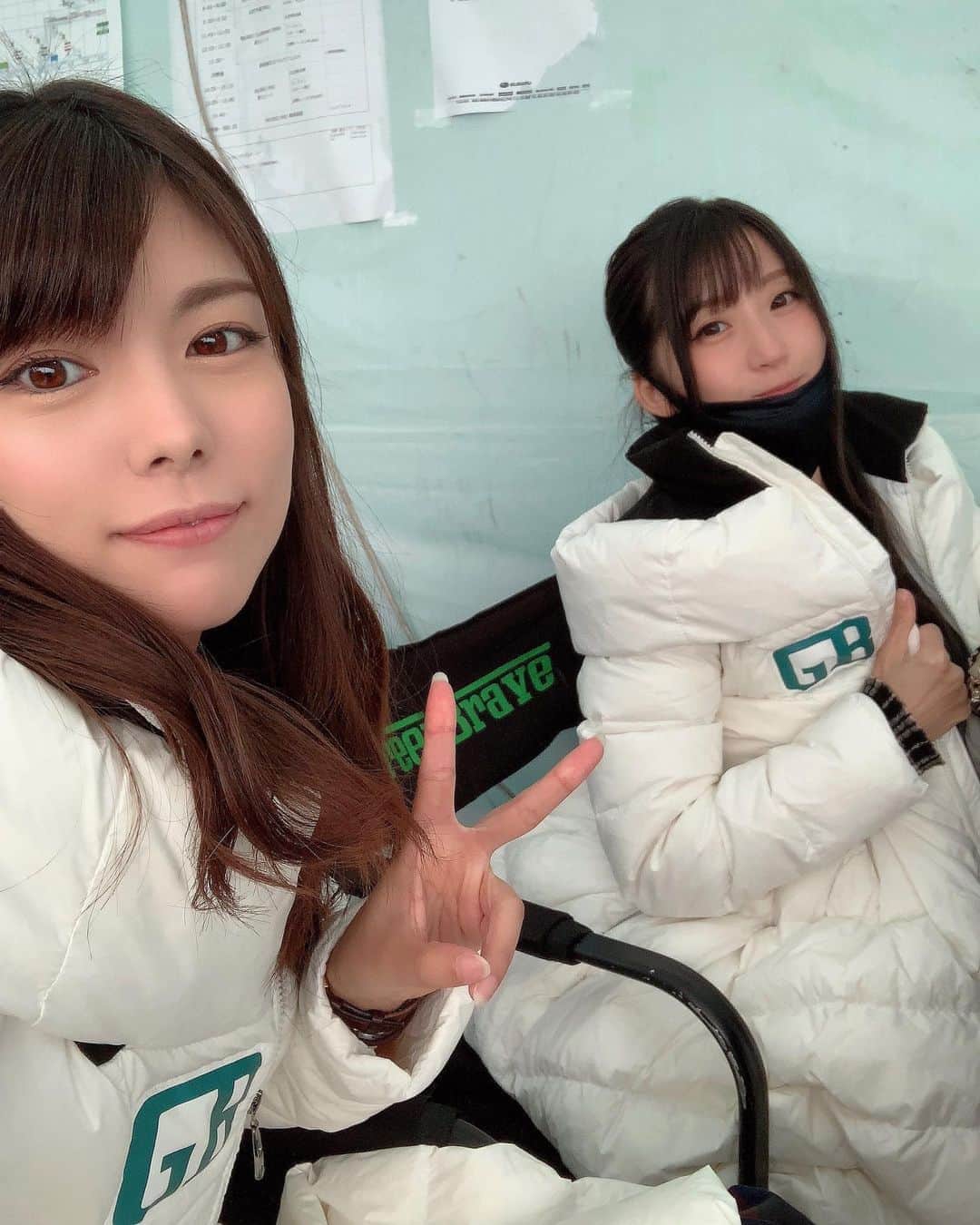熊林保奈美のインスタグラム：「* . チームからの事前情報通り、 週末の十勝は寒すぎて コスチュームのダウンコート 初おろしでした〜☺️👏🏻 (サーキットのある更別村、 26日(土)は最高気温が12.8℃😂) . 写真は私服の上に着てるけど、 衣装着てブーツ履いて 完全装備したらめちゃくちゃ可愛いの。 全身の写真なかった… 次の富士で撮れるかな〜😳 . * #埼玉トヨペット #埼玉トヨペットgreenbrave #GreenBrave #埼玉トヨペットサポーターズ #レースクイーン #RQ #熊林保奈美 #道産子 #Japanesegirl #paddokgirls #pitgirl #instalike #맞팔」