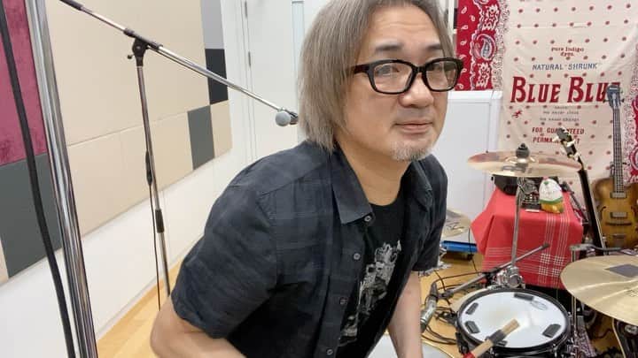 たちばな哲也のインスタグラム：「9/28 SMA会議室にて雑談﻿ ﻿ スパゴーメンバーはみんな元気だよ。﻿ 今日もわたくしは元気。﻿ ﻿ これからYouTube用のMix作業をせねば！﻿ ﻿ 相変わらず欲しいもの、やりたい事がいっぱいだ。﻿ ﻿ 宝くじ当たらんかなぁと思ったり、ビール美味しいとか思ったりする普通の人なのだ。﻿ ﻿ ささやかな幸せ大事。﻿ ﻿ 次のYouTubeもお楽しみに！﻿ #sggjp」