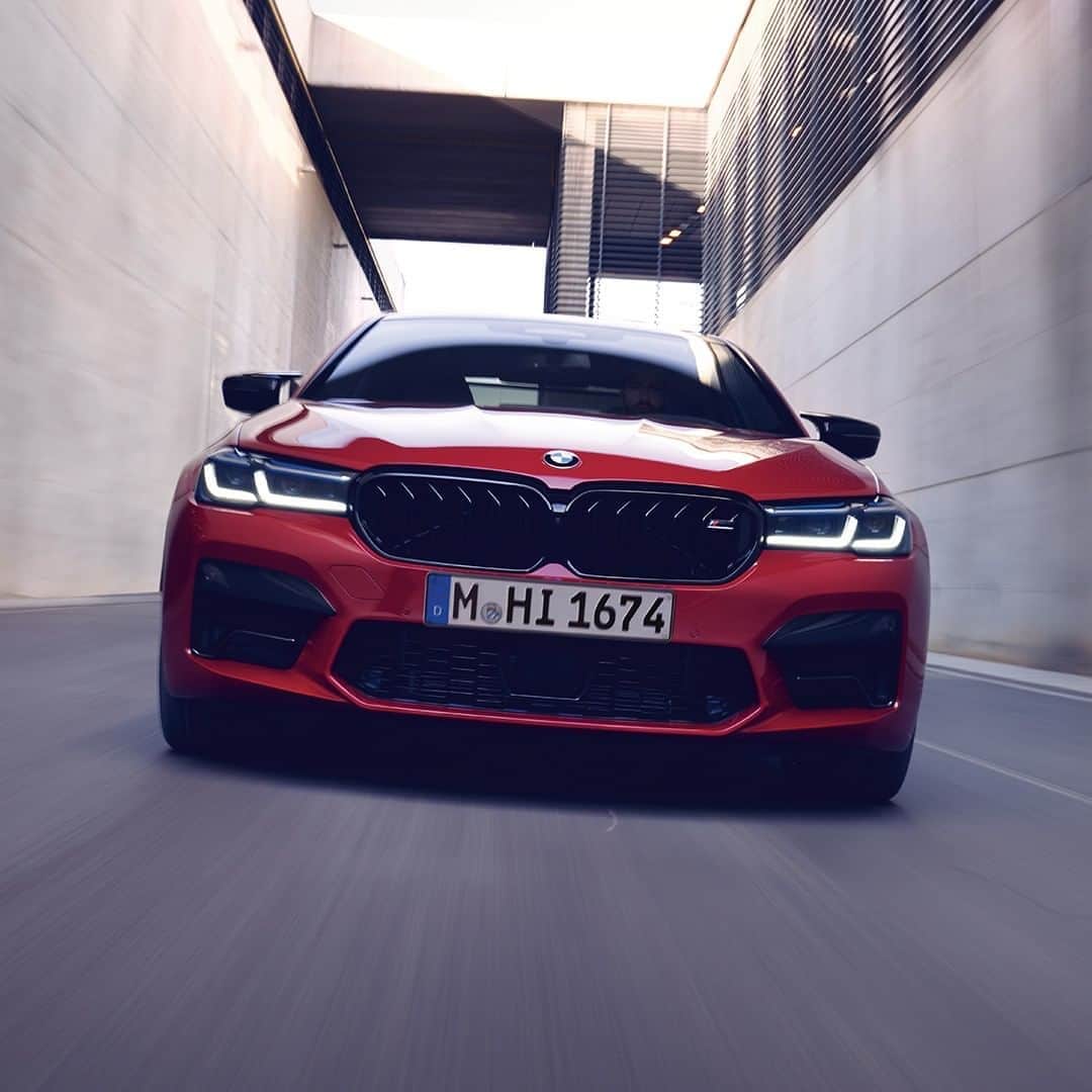 のインスタグラム：「君臨し続ける者。ニューBMW M5、登場。  佇んでいるだけで、すべてを圧倒する気迫とオーラ。 ハイ・パフォーマンス・セダンの頂点に立つ一台が、 いま、さらなる進化を遂げました。  過酷な戦いの場で成熟を遂げたレーシング・テクノロジーが注ぎ込まれ、あなたの眼前にかつてない領域を開きます。  そしてMの魂を宿した、究極のビジネスアスリート。 ニューBMW M550i xDrive同時デビュー。  BMW M5の詳細は @bmwjapan アカウントトップのURLをタップして、公式サイト内のモデル紹介ページよりご覧いただけます。  #THEM5 #BMWM #BMW #BMWJapan #駆けぬける歓び」