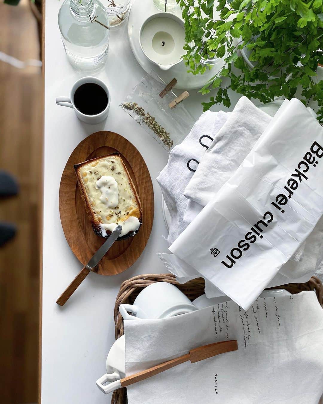 maggydaisyのインスタグラム：「_ breakfast  時間も置く場所もなくて 隙間で急いで。 チーズ＋粒山椒は定番に。  #breakfast #blancchien #渡邊浩幸  #card_ya #antiques」