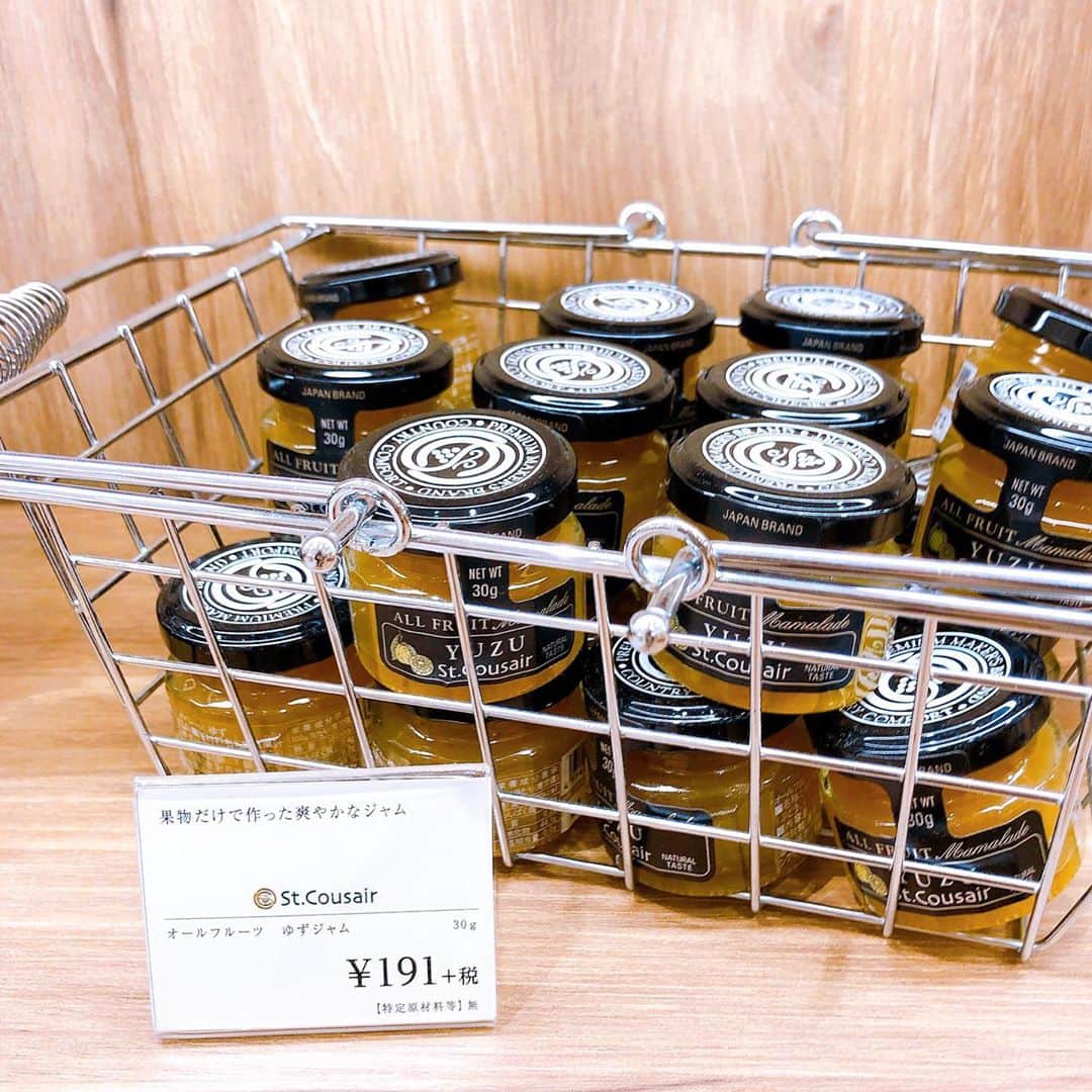 名古屋パルコさんのインスタグラム写真 - (名古屋パルコInstagram)「【西館Ｂ1Ｆスキンフード×サンクゼール】ジャム&飲むお酢をご紹介🥰﻿ ﻿ 🧡オールフルーツジャム﻿ ゴロゴロ果実で食べごたえ抜群！﻿ 砂糖は使わずにぶどう果汁を使用しました🍇﻿ 手のひらサイズのコロンとした30gサイズは191円(税抜)！﻿ もちろん大きなサイズもございます。﻿ ﻿ 🥤オールフルーツ飲むお酢﻿ 「メインの果汁」＋「甘みづけのぶどう果汁」＋「りんご酢」とフルーツ由来の材料を使用！﻿ とにかく飲みやすいのでお酢が苦手な方でもゴクゴク飲めます。﻿ ﻿ ほかにも、﻿ 🍌ソルトバナナチップス﻿ 🍝パスタ&パスタソース﻿ 🍮プリンジャム﻿ などなどたくさんご用意しております！﻿ ﻿ ﻿ 【スキンフード×サンクゼールは…】﻿ 🧖‍♀️スキンフード:食べ物から作られた化粧品ブランド﻿ 😋サンクゼール:品質やおいしさにこだわったジャム、パスタソース、ドレッシングのブランド﻿ のコラボ店舗なので、フード×スキンケアのセットもおすすめ！﻿ ﻿ ﻿ ✨明日30日はおトクなコスメの日✨﻿ 名古屋パルコで毎月10,30日に開催している「コスメの日」！﻿ スキンフード×サンクゼールでは、﻿ 🎁コスメの日に3,300円(税込)以上のお買い上げでマスクシートを1枚進呈しています。﻿ ﻿ ﻿ おうちじかんにギフトに！﻿ ぜひぜひ、名古屋パルコ西館B1階スキンフード×サンクゼールにお越し下さい！﻿ ﻿ ﻿ ﻿ ﻿ @skinfood_japan @skinfood_official @stcousair_oregon ﻿  #スキンフード #skinfood #サンクゼール #stcousair ﻿ #healthyfood #health #skincare #スキンケア #身体に優しい #おやつ #飲むお酢 #ジャム #jam #ギフト #gift #present #プレゼント #fruit #フルーツ  #名古屋パルコ #名古屋PARCO #nagoyaparco #名古屋 #nagoya #栄 #矢場町」9月29日 20時16分 - parco_nagoya_official